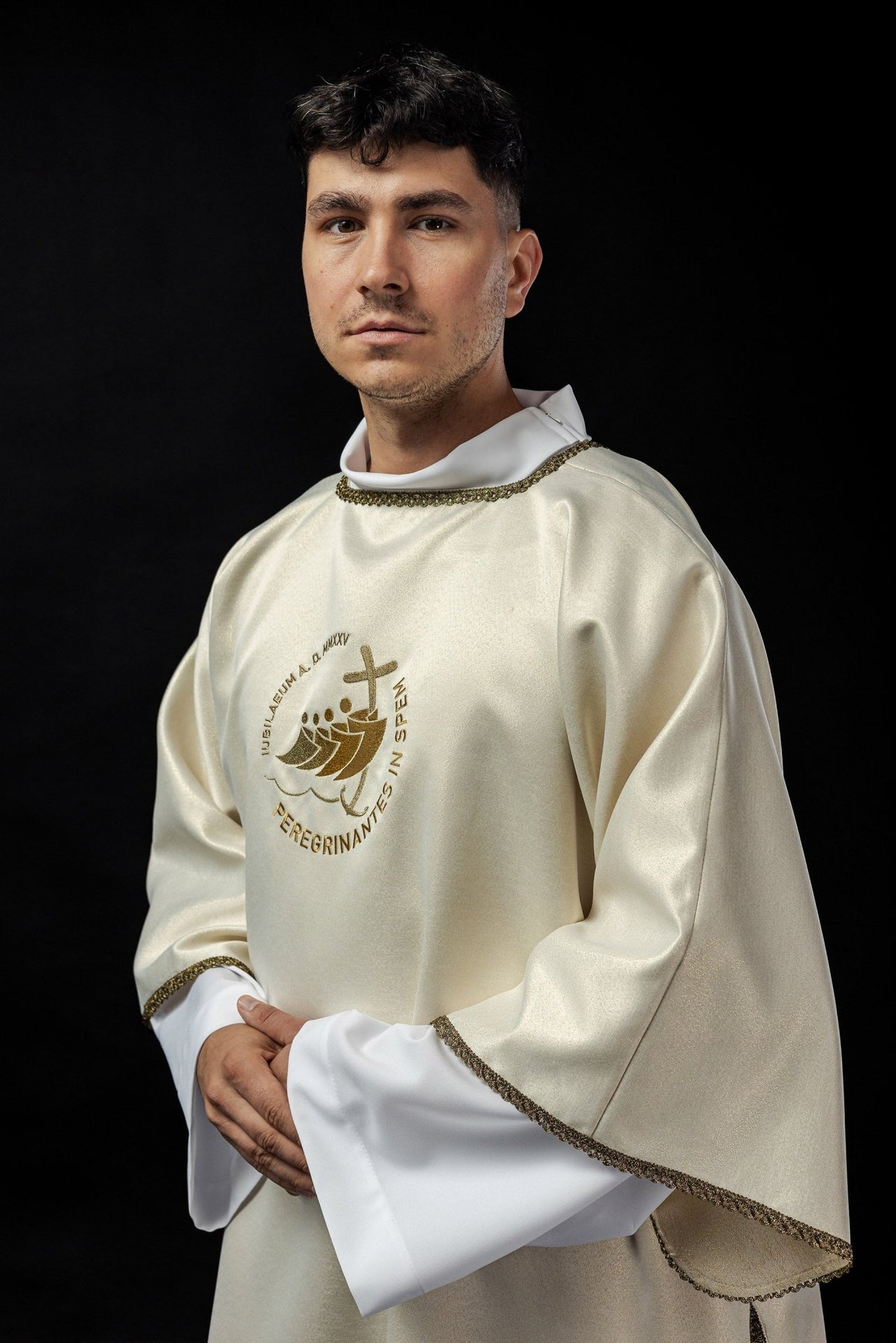 Dalmatyka z haftem JUBILEUSZ RZYM 2025 na połyskującej tkaninie ecru