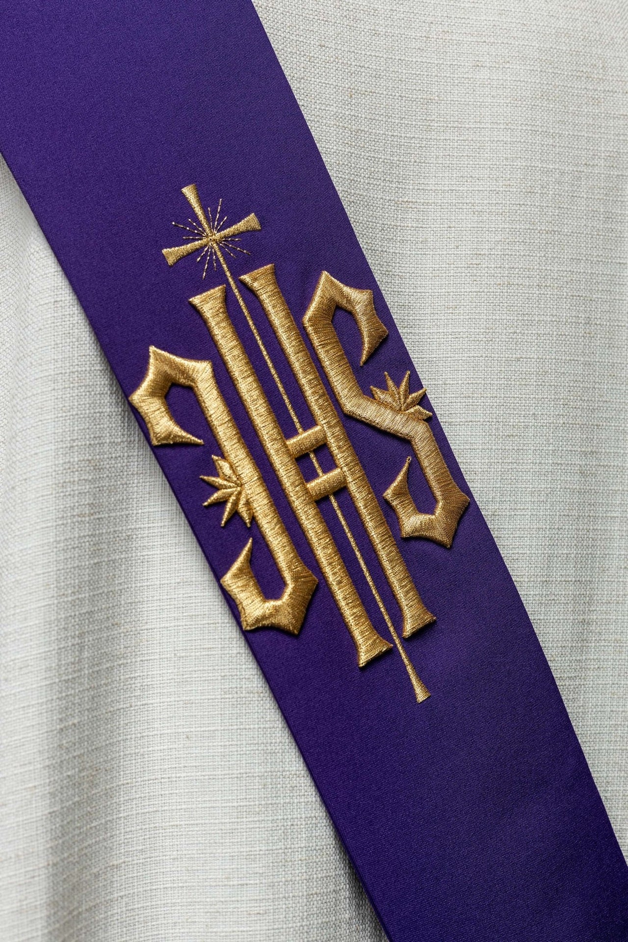 Diakonatsstola mit gesticktem IHS und Kreuz - MESSGEWANDER.DE