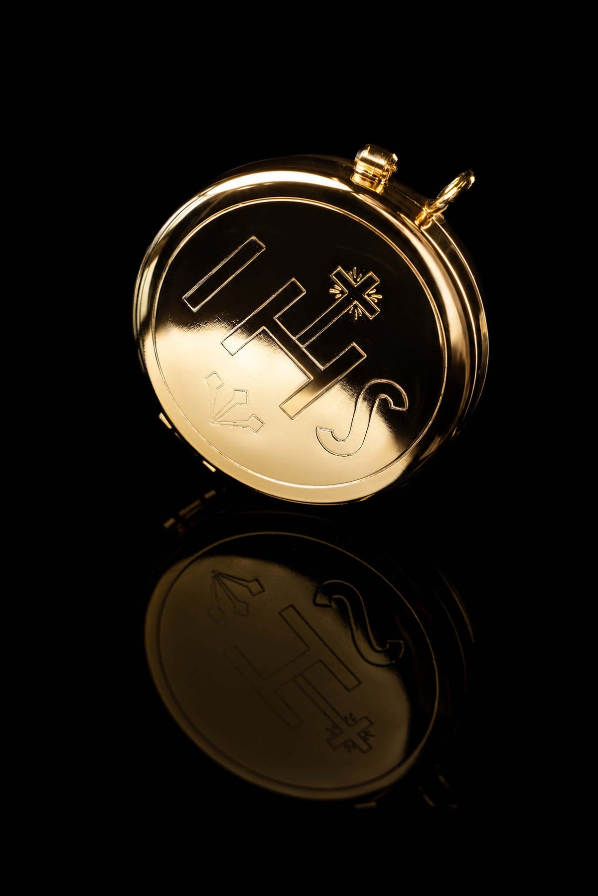 Vergoldetes Ziborium mit IHS-Gravur, Durchmesser 5.4 cm, Vorderansicht mit Kreuzmotiv