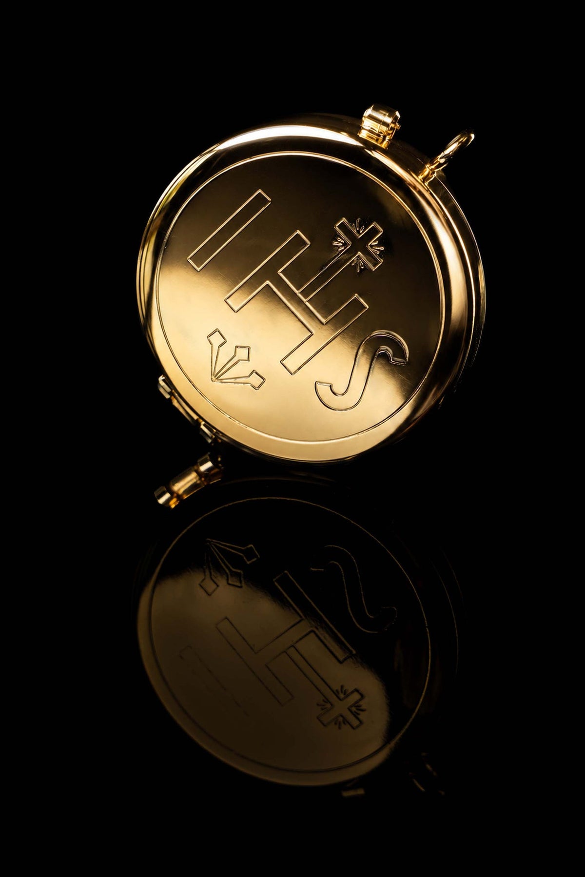 Vergoldetes Ziborium mit IHS-Gravur in Frontalansicht