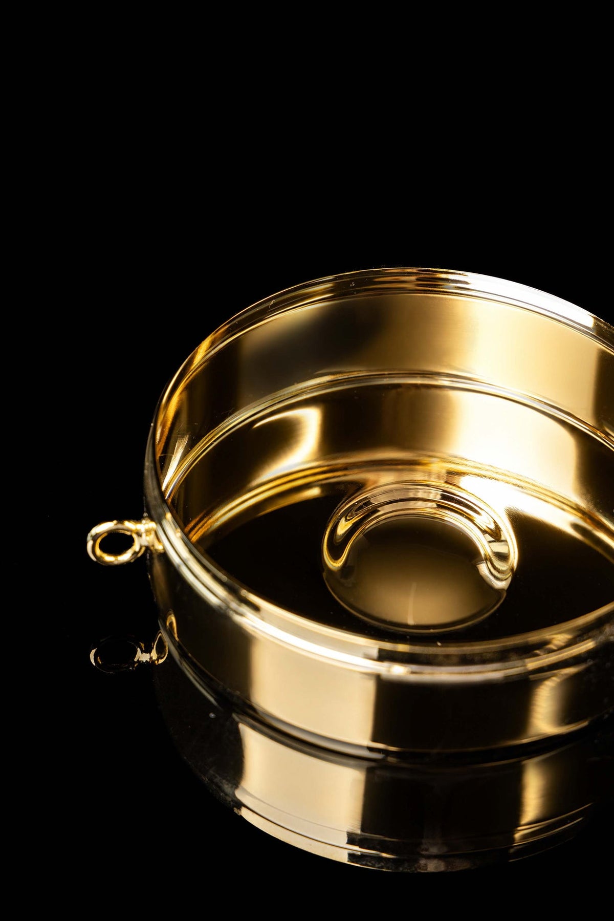 Vergoldetes Ziborium mit IHS-Gravur, Innenansicht mit erhöhtem Mittelteil