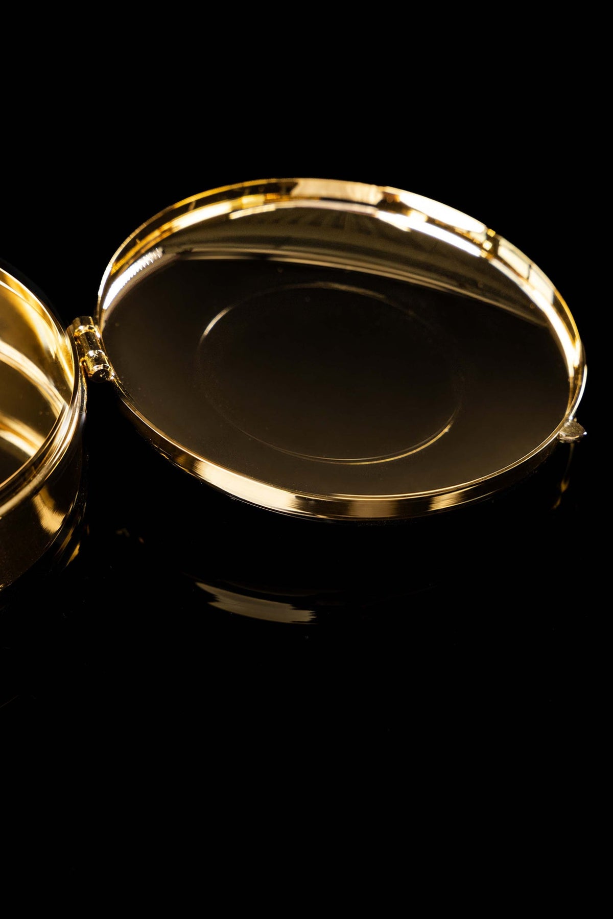 Vergoldetes Ziborium mit IHS-Gravur, geöffneter Deckel von innen