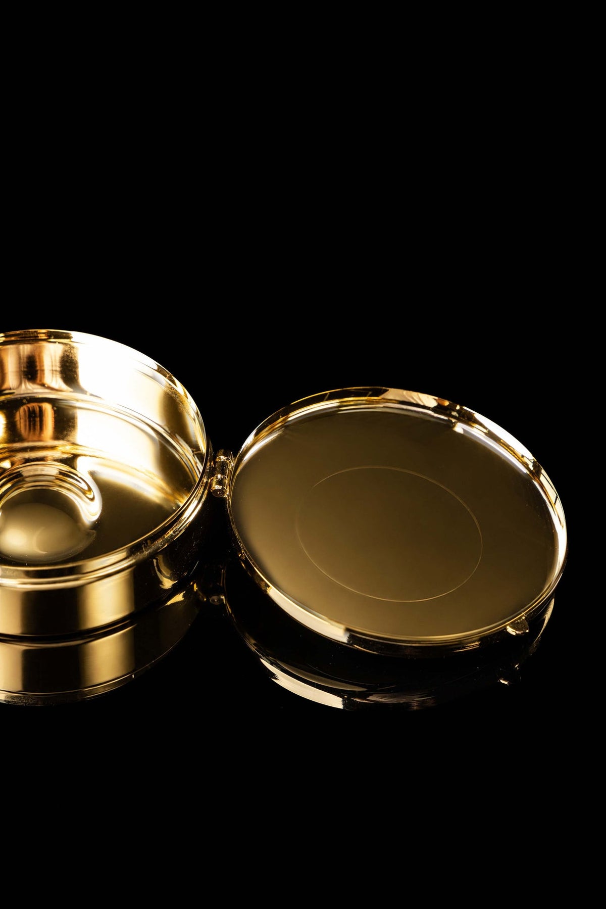 Vergoldetes Ziborium mit IHS-Gravur, geöffnet mit leerem Innenraum