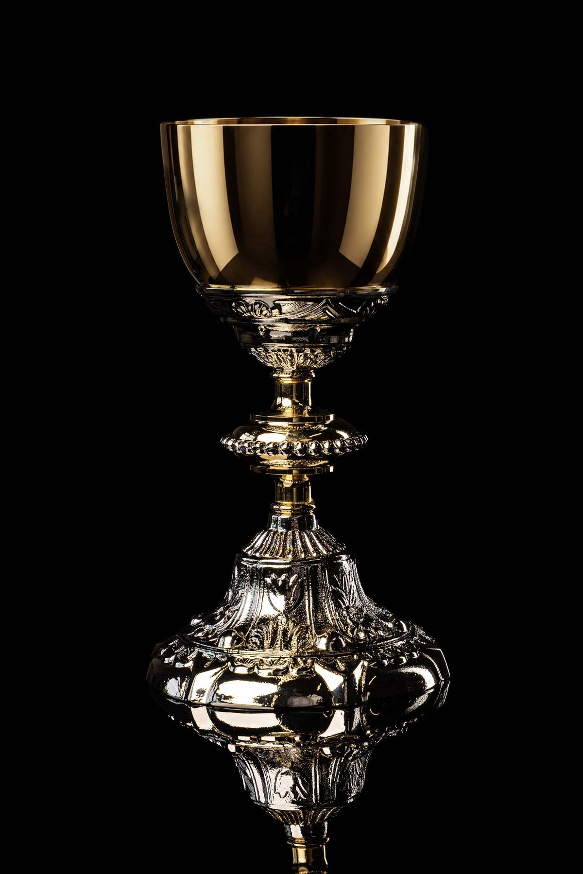 Barocker Messkelch, zweifarbig vergoldet und versilbert, 22 cm, Frontalansicht mit Ornamenten