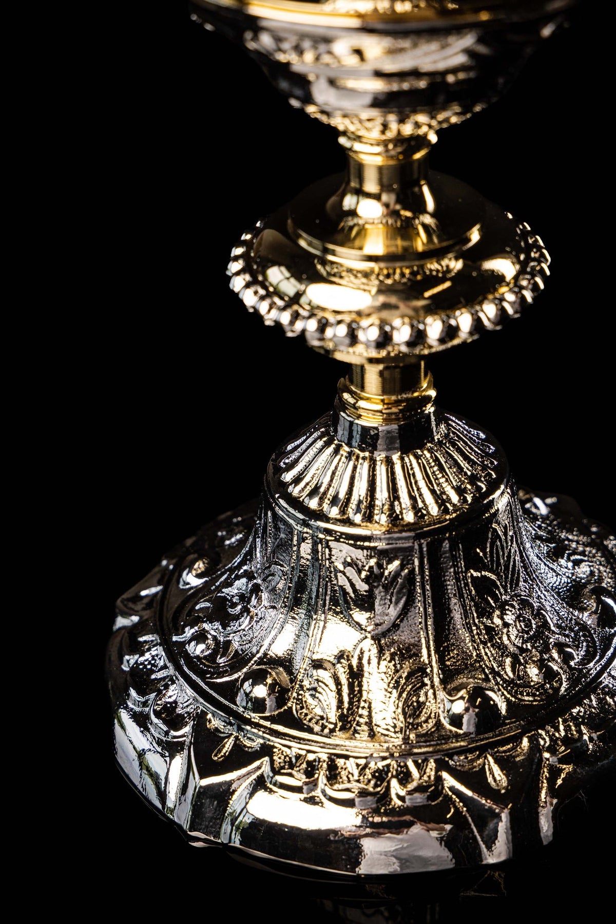 Messkelch, Detailansicht des reich ornamentierten silbern-goldenen Fußes