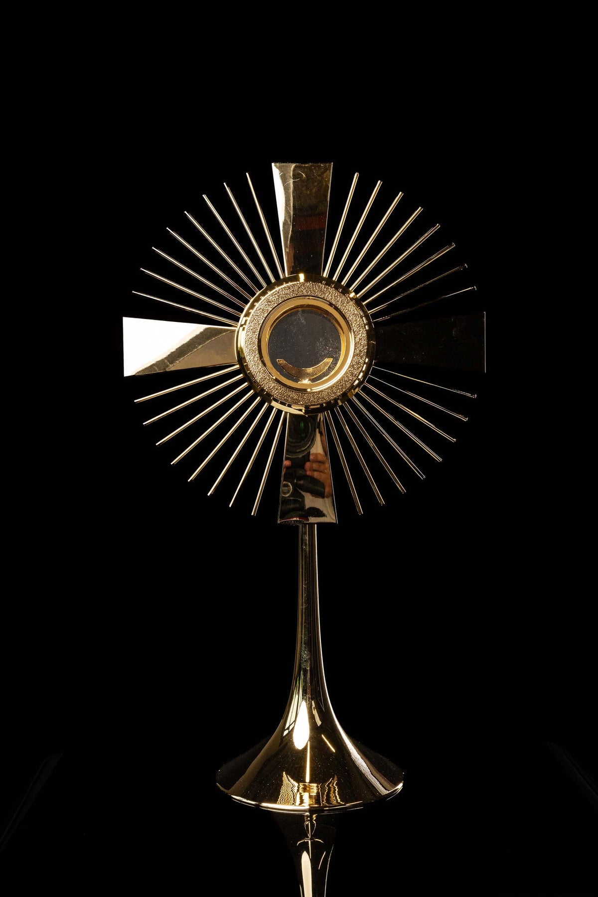 Vergoldete liturgische Monstranz aus Messing mit Kreuzmotiv, 59 cm, Ansicht von vorn