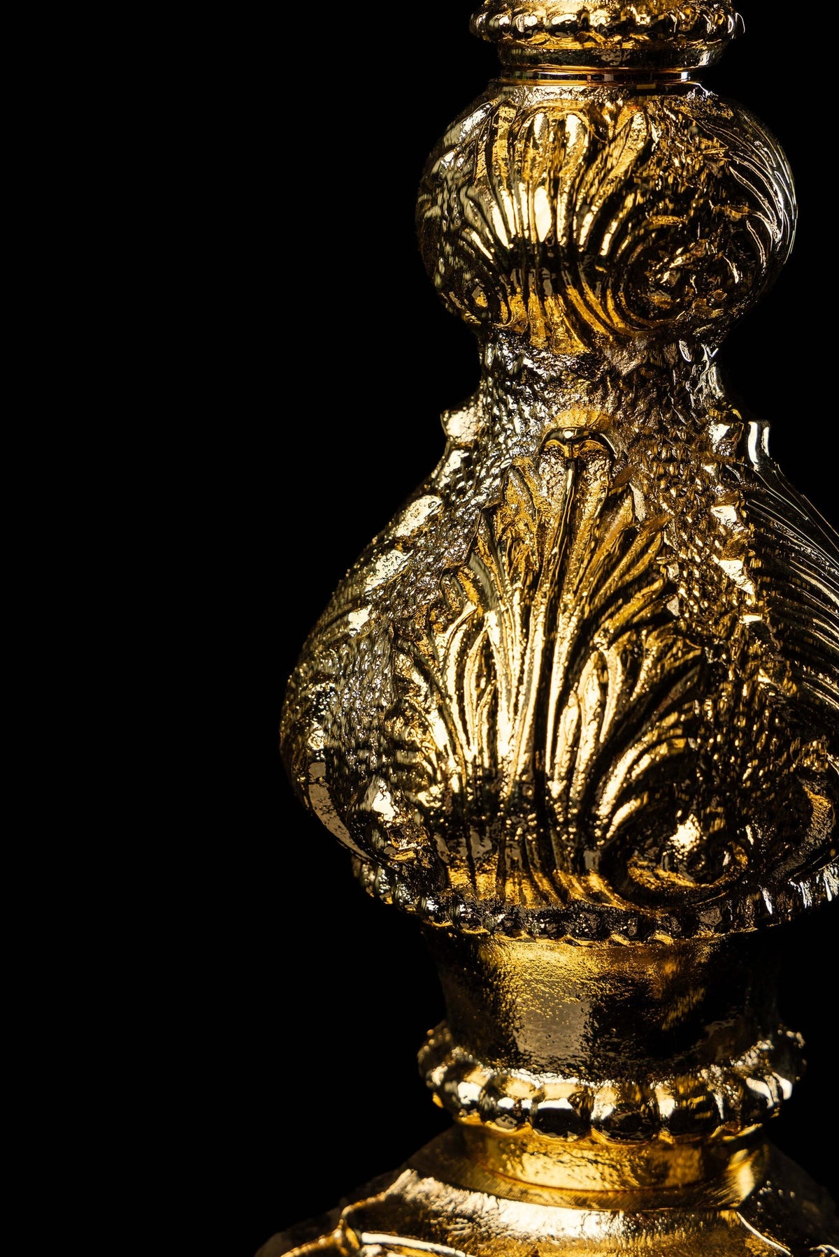 Monstranz im Detail mit floralem Barockornament am Schaft