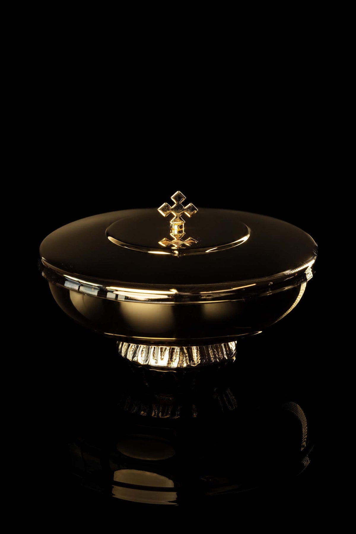 Vergoldetes Ziborium aus Messing, 14 cm, mit Kreuz auf dem Deckel und geriffeltem Fuß, Frontansicht
