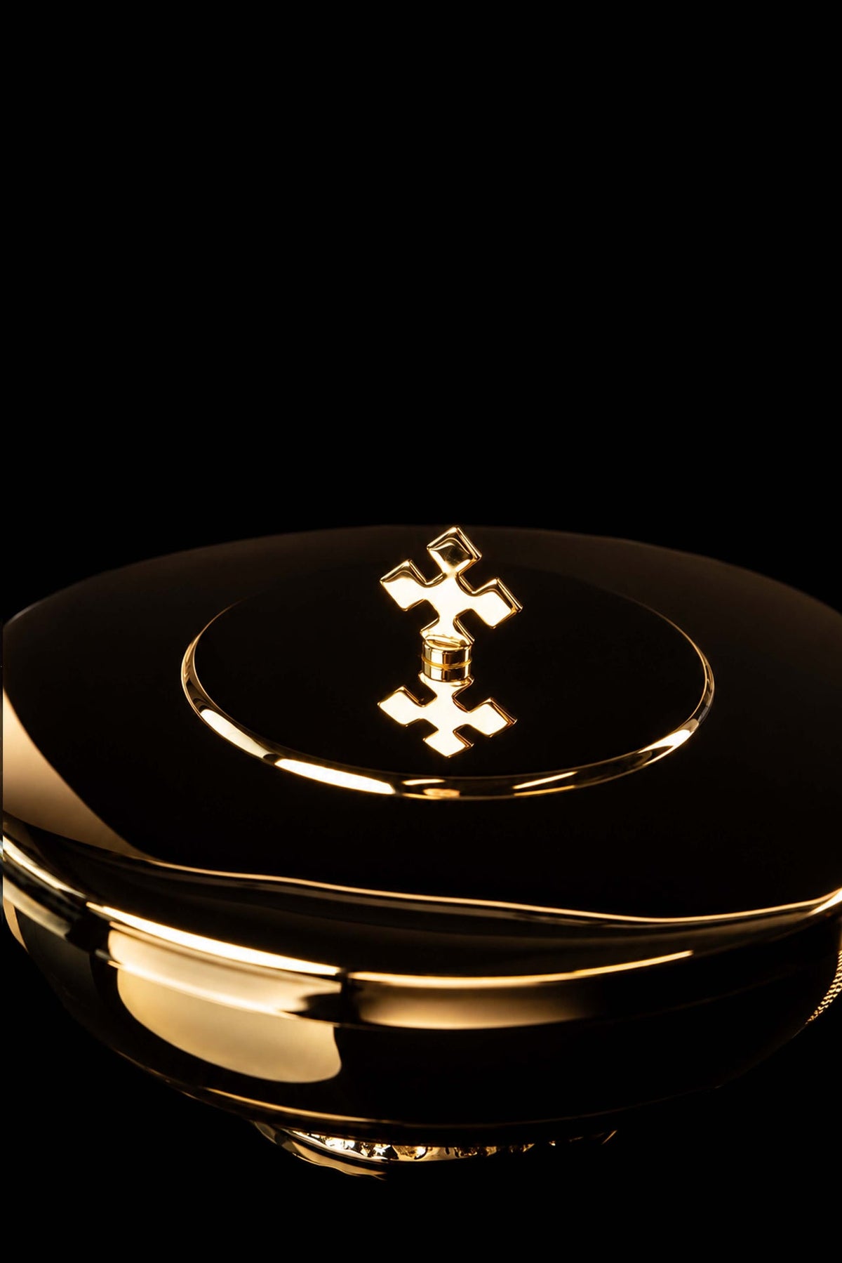 Vergoldetes Ziborium mit Kreuzgriff, Nahaufnahme des Deckels von oben
