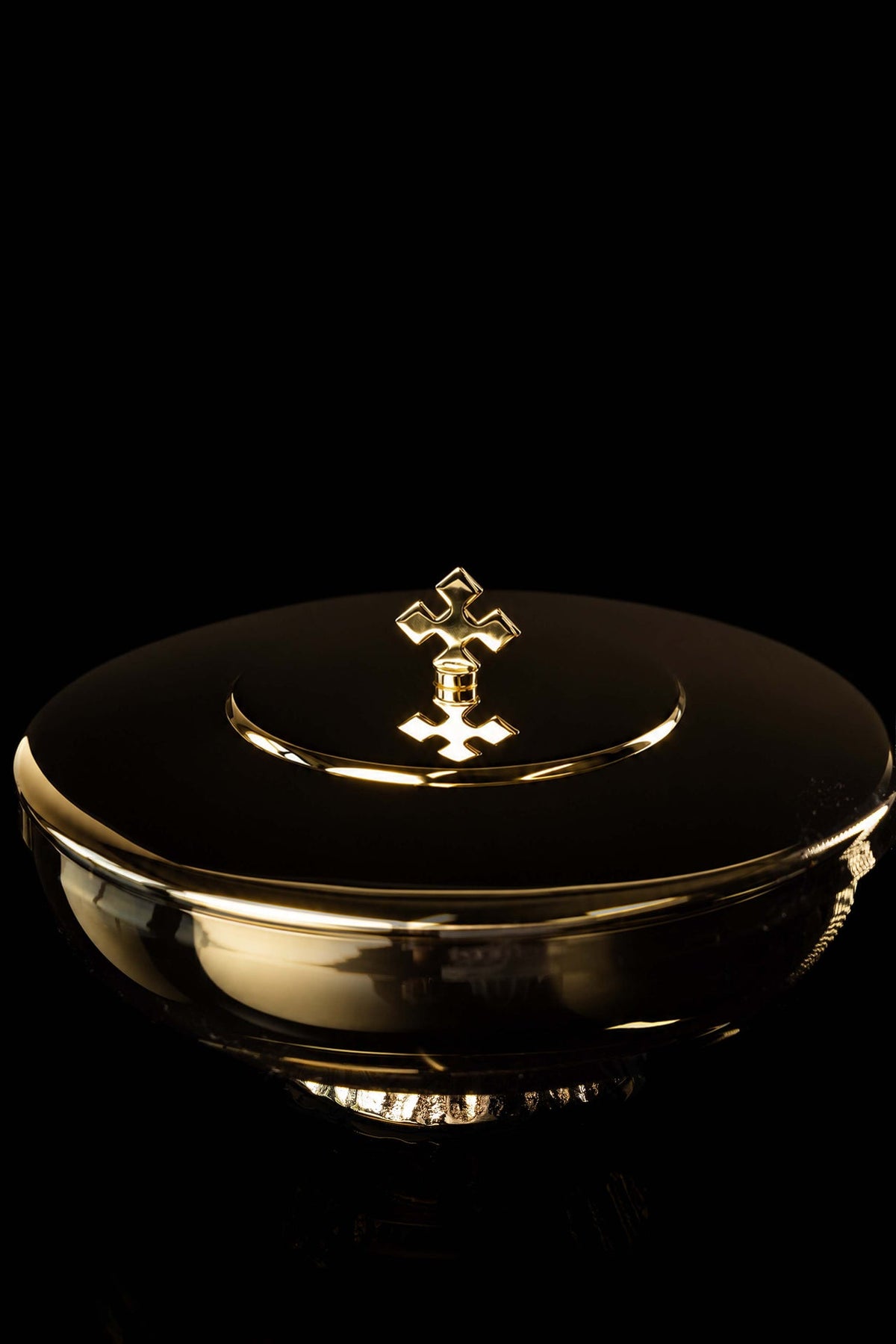 Vergoldetes Ziborium aus Messing mit Kreuzgriff, Ansicht von vorne
