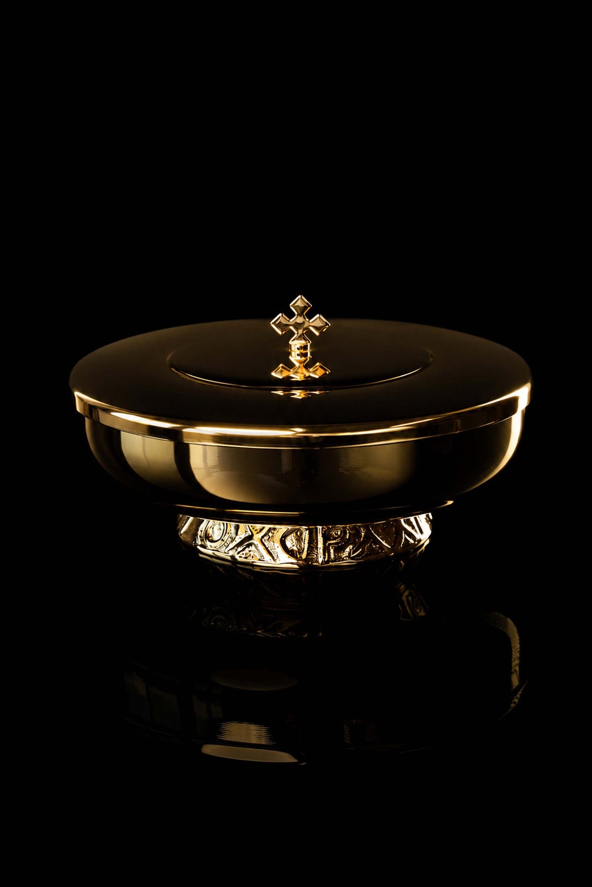 Vergoldetes Ziborium aus Messing, 16 cm, Frontalansicht mit Kreuz und reliefiertem Fuß
