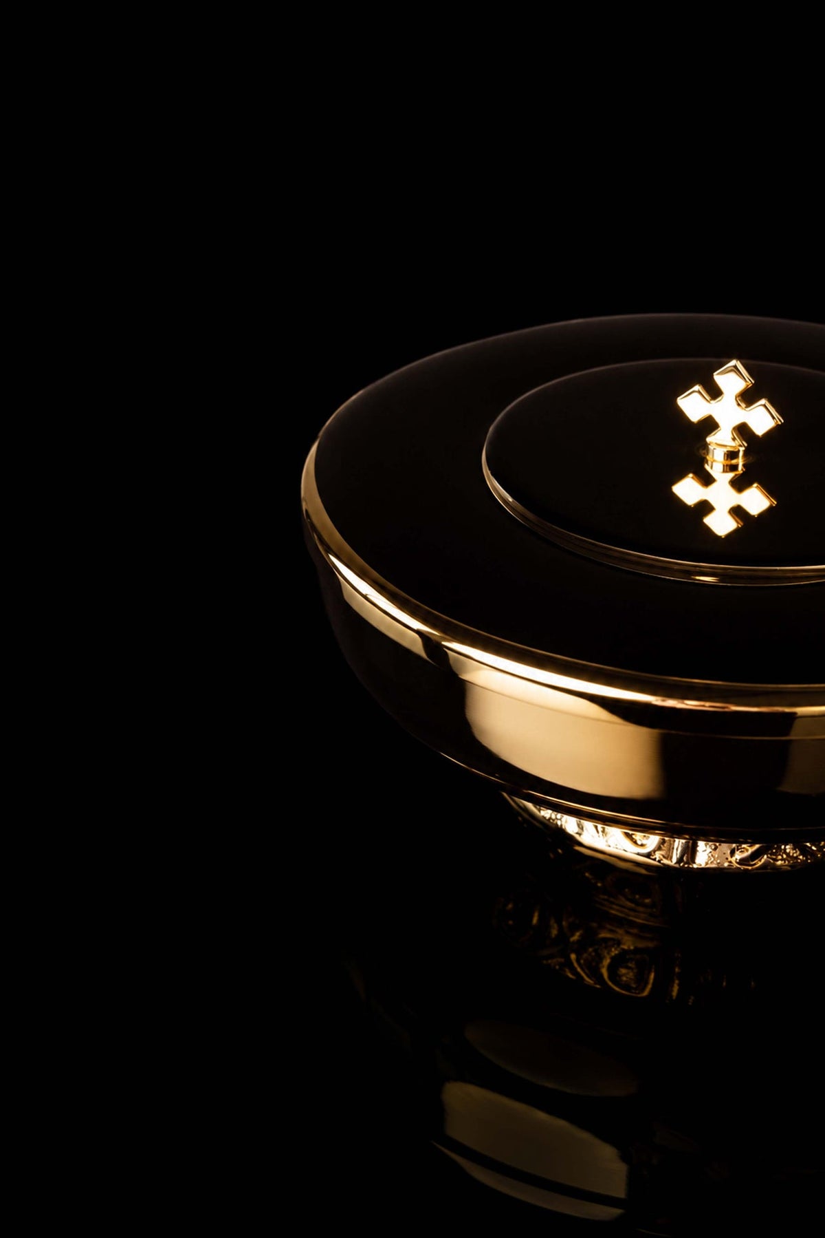 Vergoldetes Ziborium mit Kreuz auf dem Deckel, seitliche Detailansicht