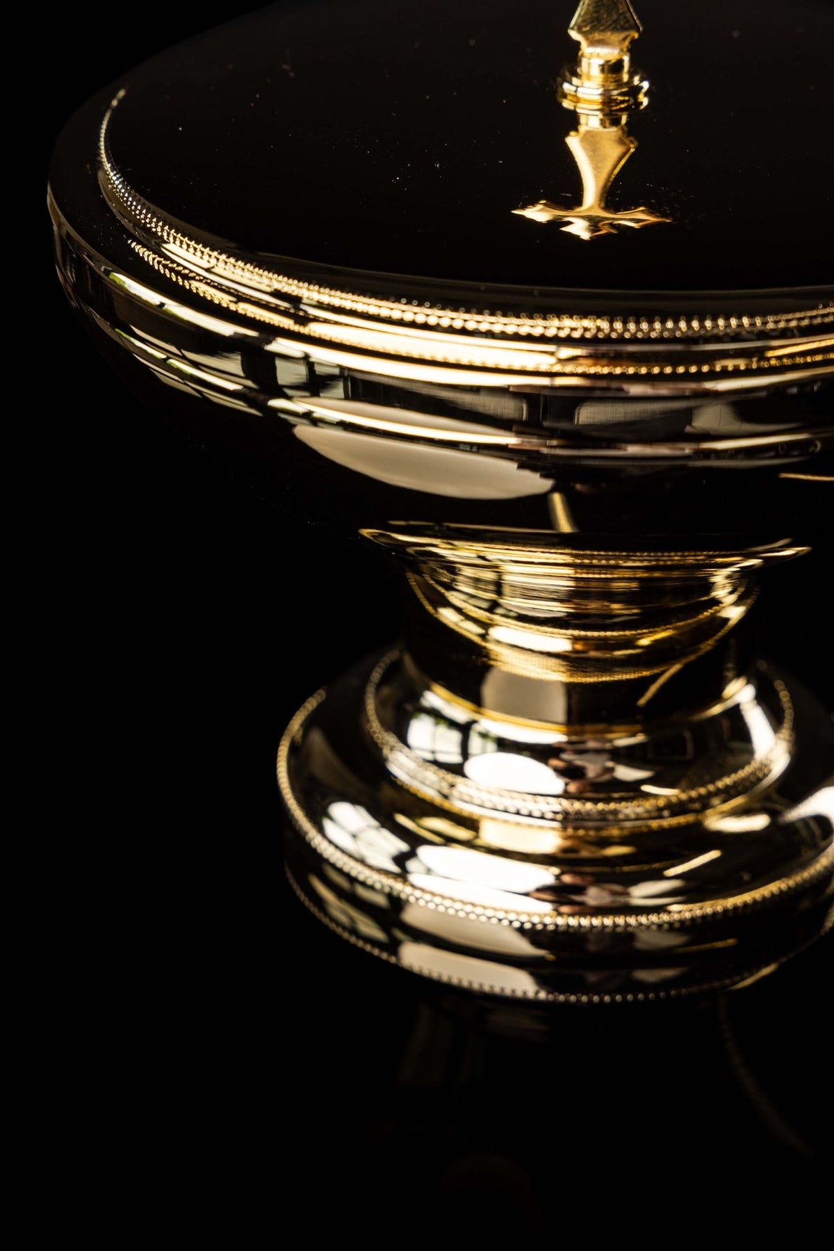 Ziborium mit Kreuzdeckel und fein strukturiertem Rand im Nahaufnahme