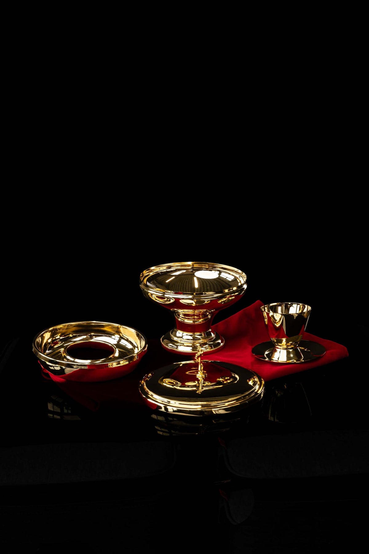 Ziborium mit glänzendem Kreuzdeckel und verziertem Fuß im Detail