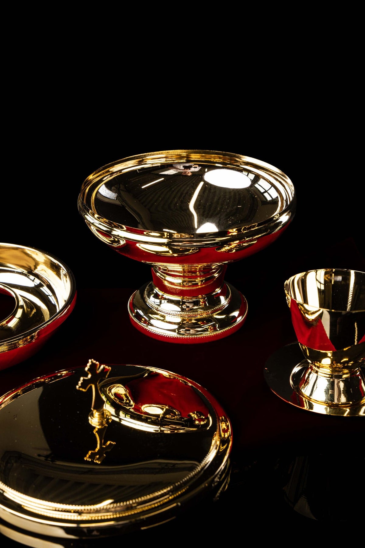 Ziborium mit rotem Innenbereich und glänzendem Kreuzdeckel