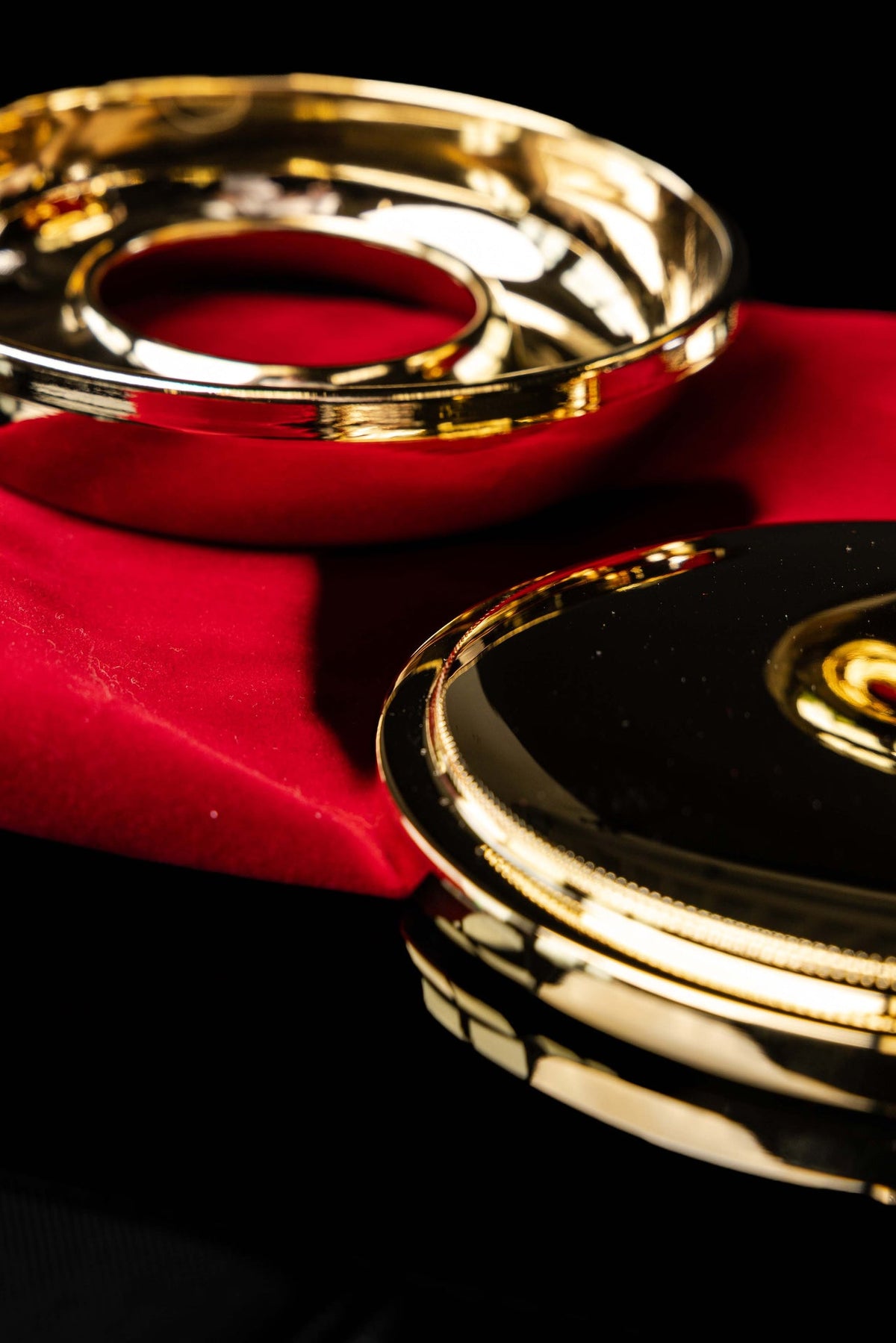 Ziborium mit Kreuzdeckel neben Kelch im Detail