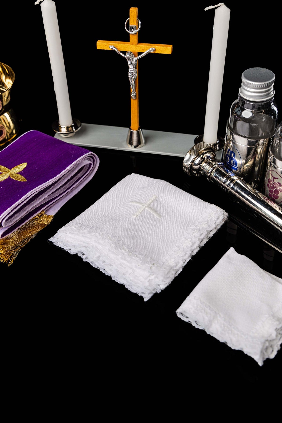 Liturgische Ausstattung des Missionskoffers mit Kreuz, Kerzen, Fläschchen und weißen Tüchern