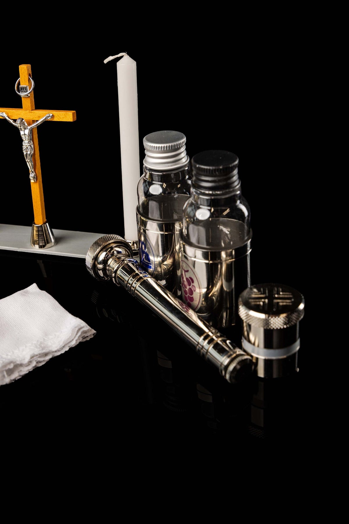 Missionskoffer mit kompletter liturgischer Ausstattung, geöffnete Ausstattung mit Kreuz, Kerze und Gefäßen