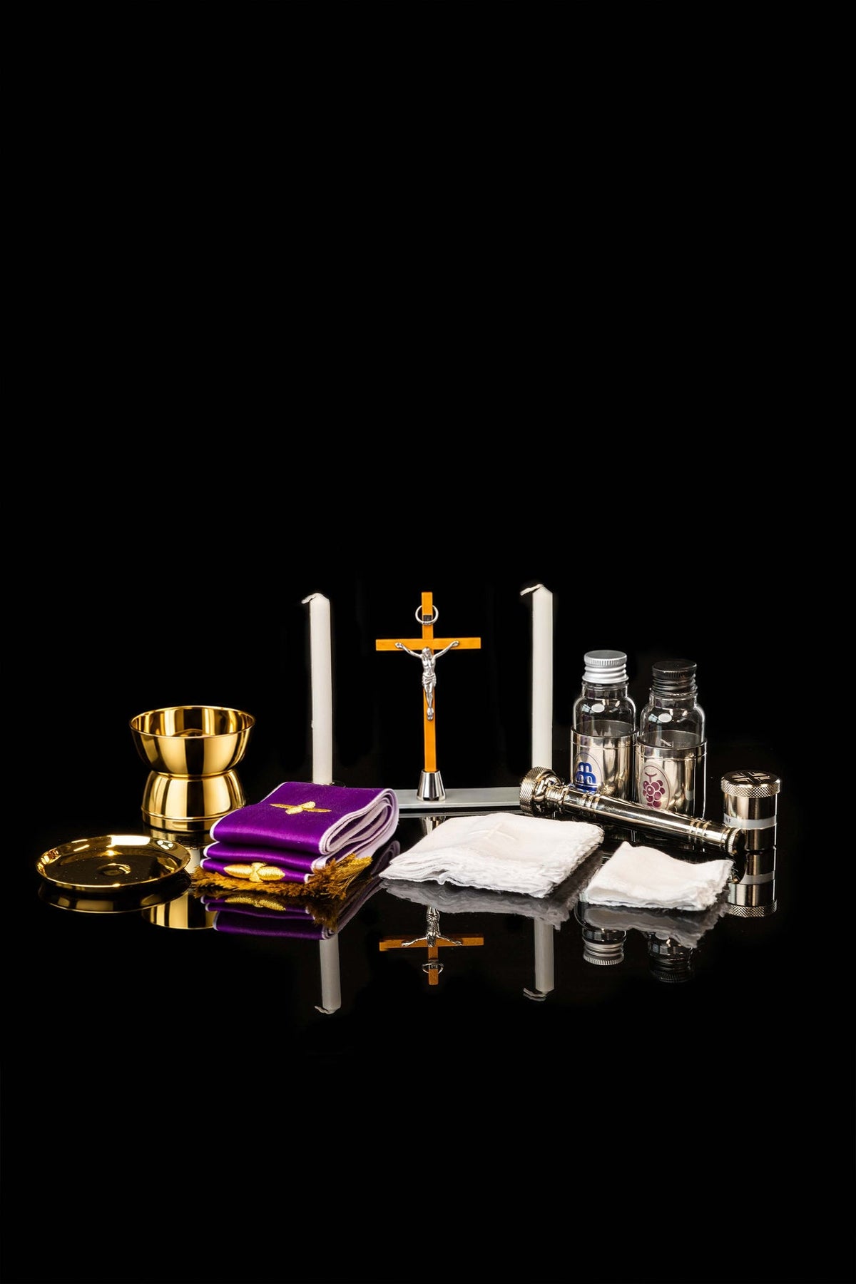 Missionskoffer mit liturgischer Ausstattung, alle enthaltenen Messutensilien separat arrangiert