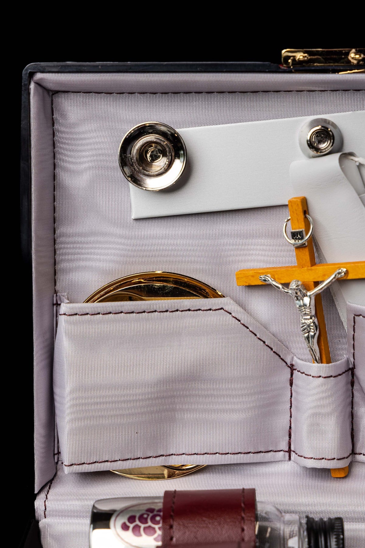 Missionskoffer, Detail der weißen Innenfächer mit Kelch, Kreuz und Metallbeschlägen