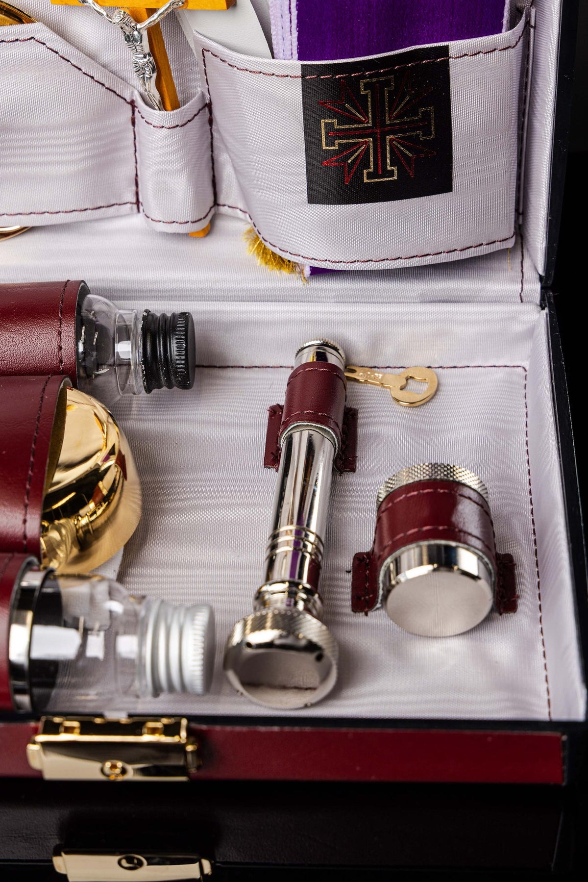 Missionskoffer, Detail von silbernem liturgischem Gerät mit roten Lederhalterungen
