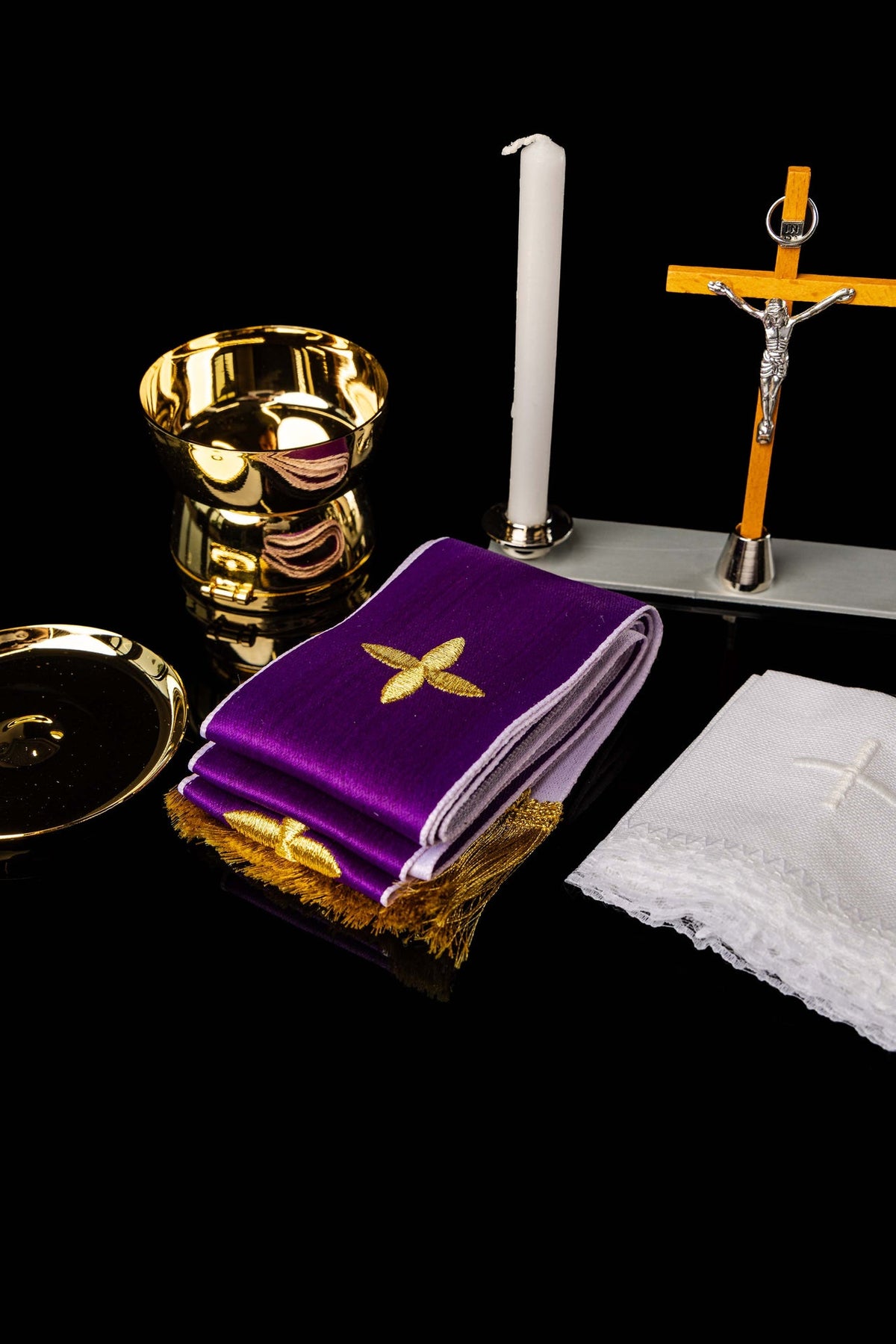 Liturgische Ausstattung des Missionskoffers mit Kelch, Kerzen, Kreuz und violettem Tuch