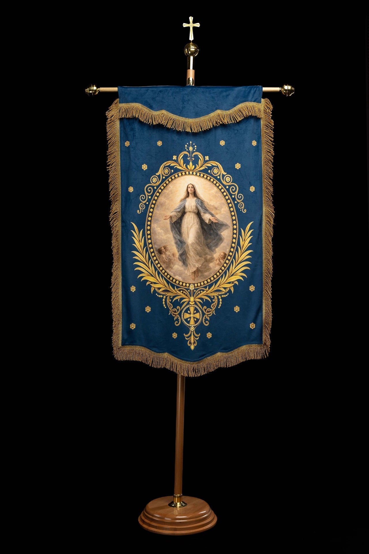 Doppelseitig bedruckte liturgische Fahne mit der Darstellung der Gottesmutter Mariä Himmelfahrt und Marienmonogramm - MESSGEWANDER.DE