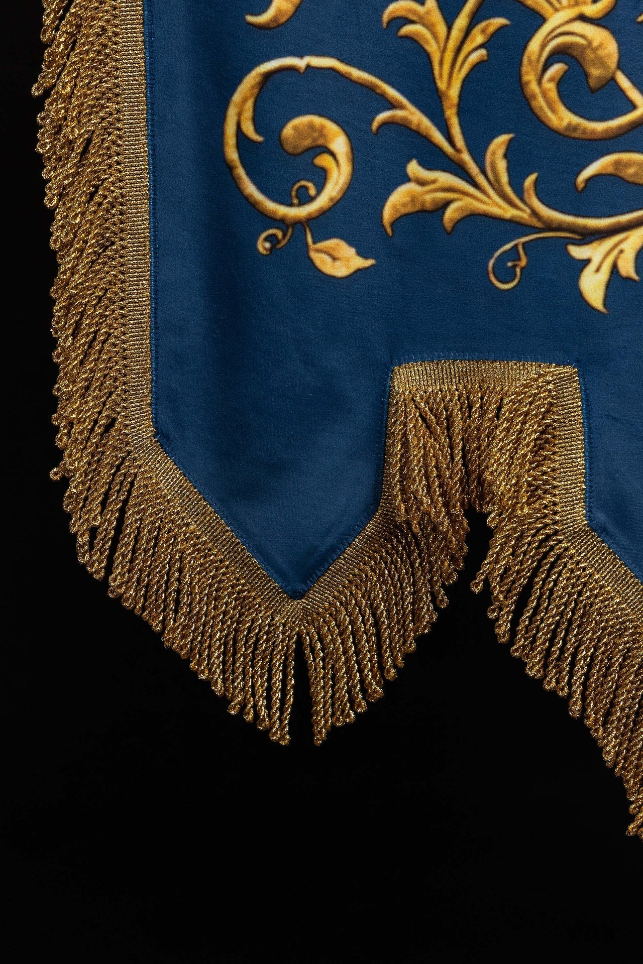 Doppelseitig bedruckte liturgische Fahne mit der Darstellung der Unbefleckten Gottesmutter und Marienmonogramm - MESSGEWANDER.DE