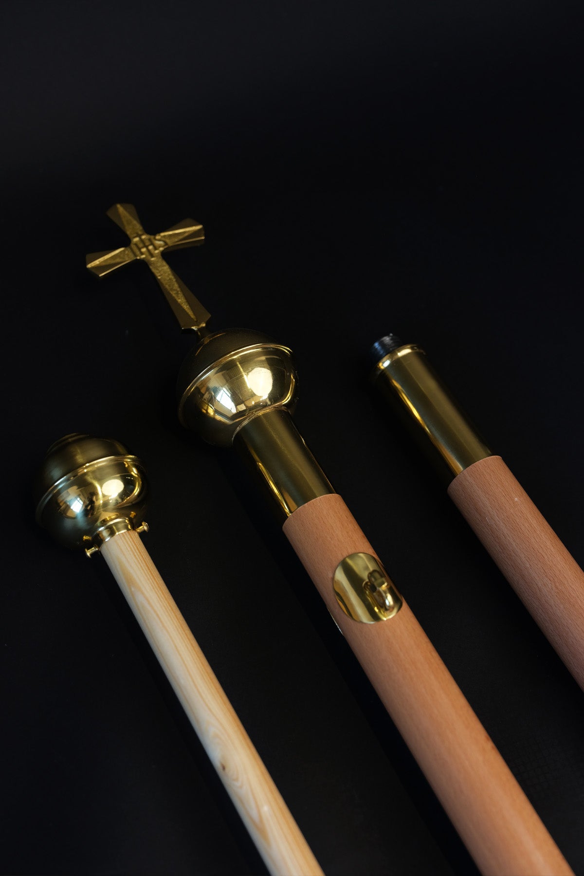 Fahnenstange aus hellem Holz für liturgische Fahnen