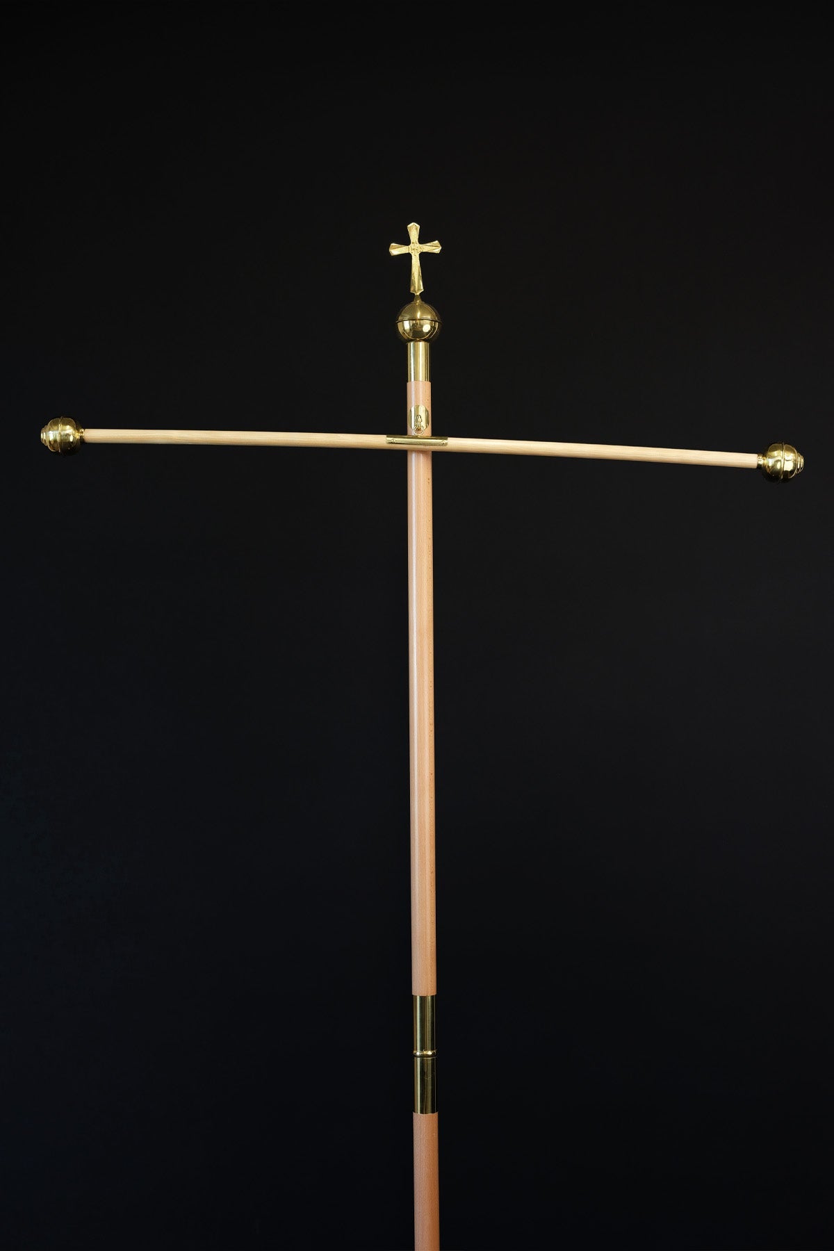 Fahnenstange aus hellem Holz für liturgische Fahnen