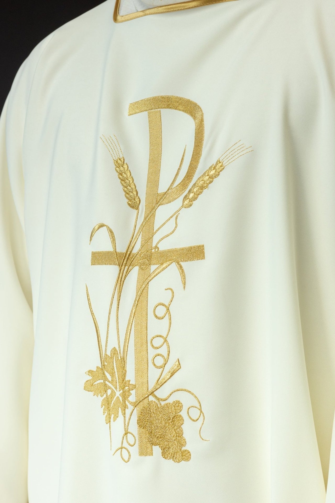 Ecru-Dalmatika mit goldener Pax-Kreuz-Stickerei - MESSGEWANDER.DE