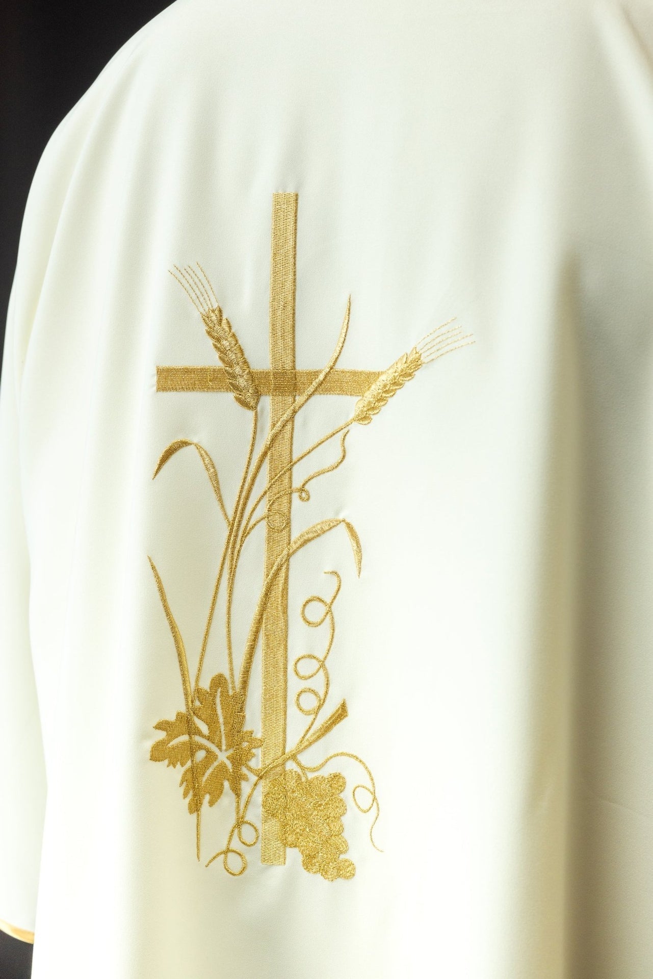 Ecru-Dalmatika mit goldener Pax-Kreuz-Stickerei - MESSGEWANDER.DE