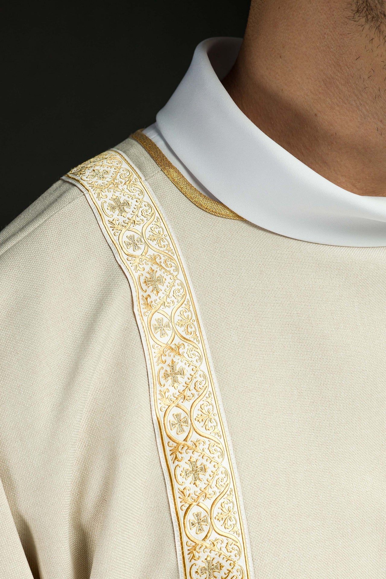 Ecru-Dalmatika verziert mit goldenen Jacquardbändern - MESSGEWANDER.DE