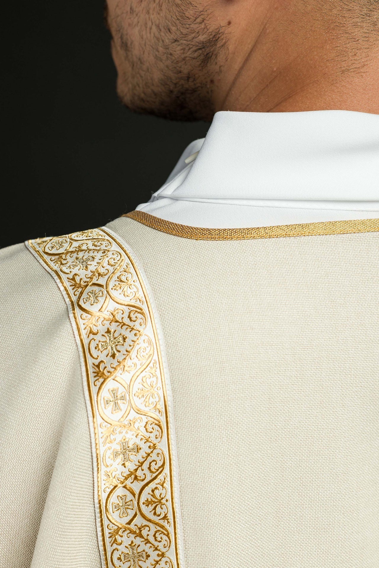 Ecru-Dalmatika verziert mit goldenen Jacquardbändern - MESSGEWANDER.DE
