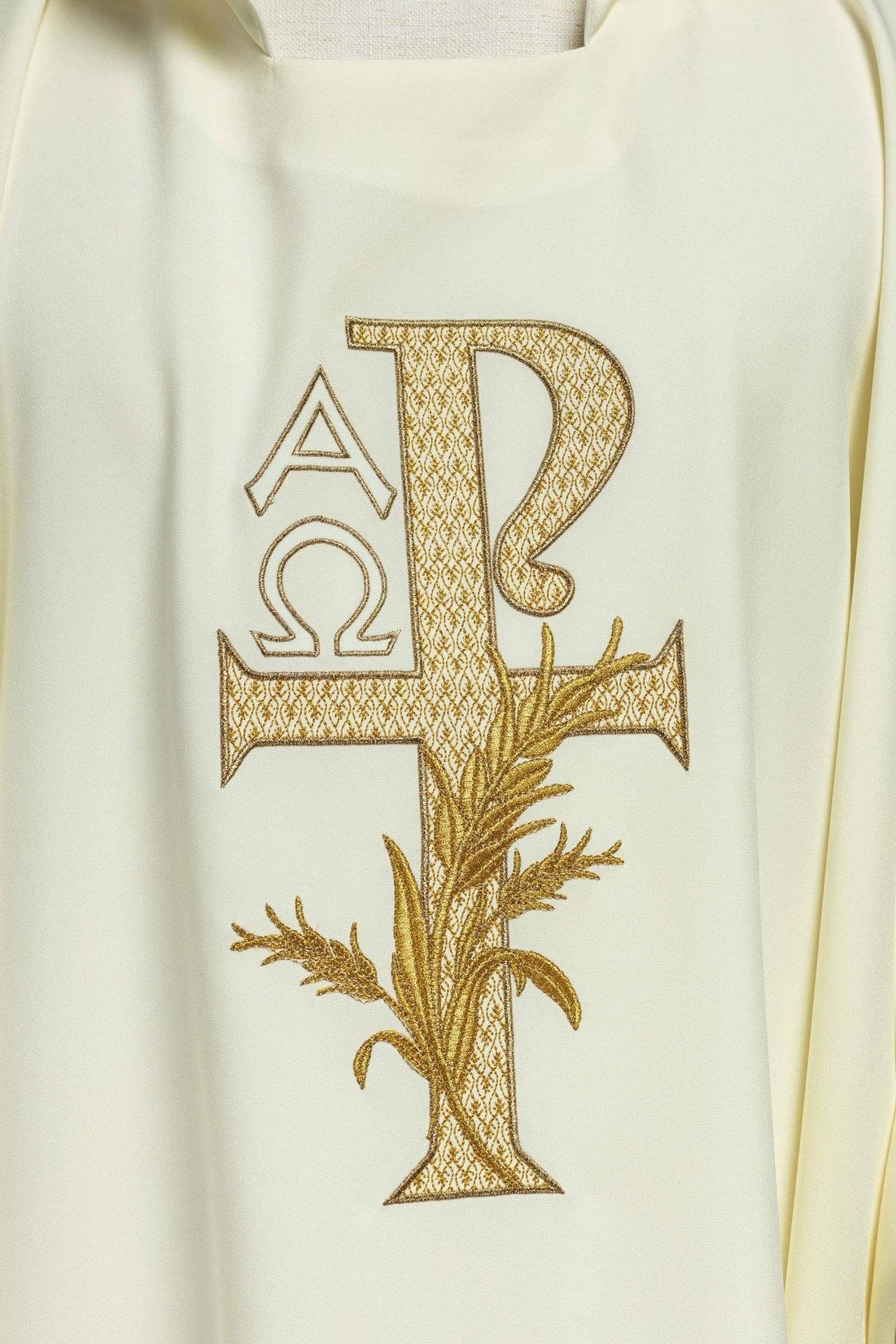 Ecru-farbenes besticktes Messgewand mit Alpha- und Omega-Symbol und breitem Kragen - MESSGEWANDER.DE