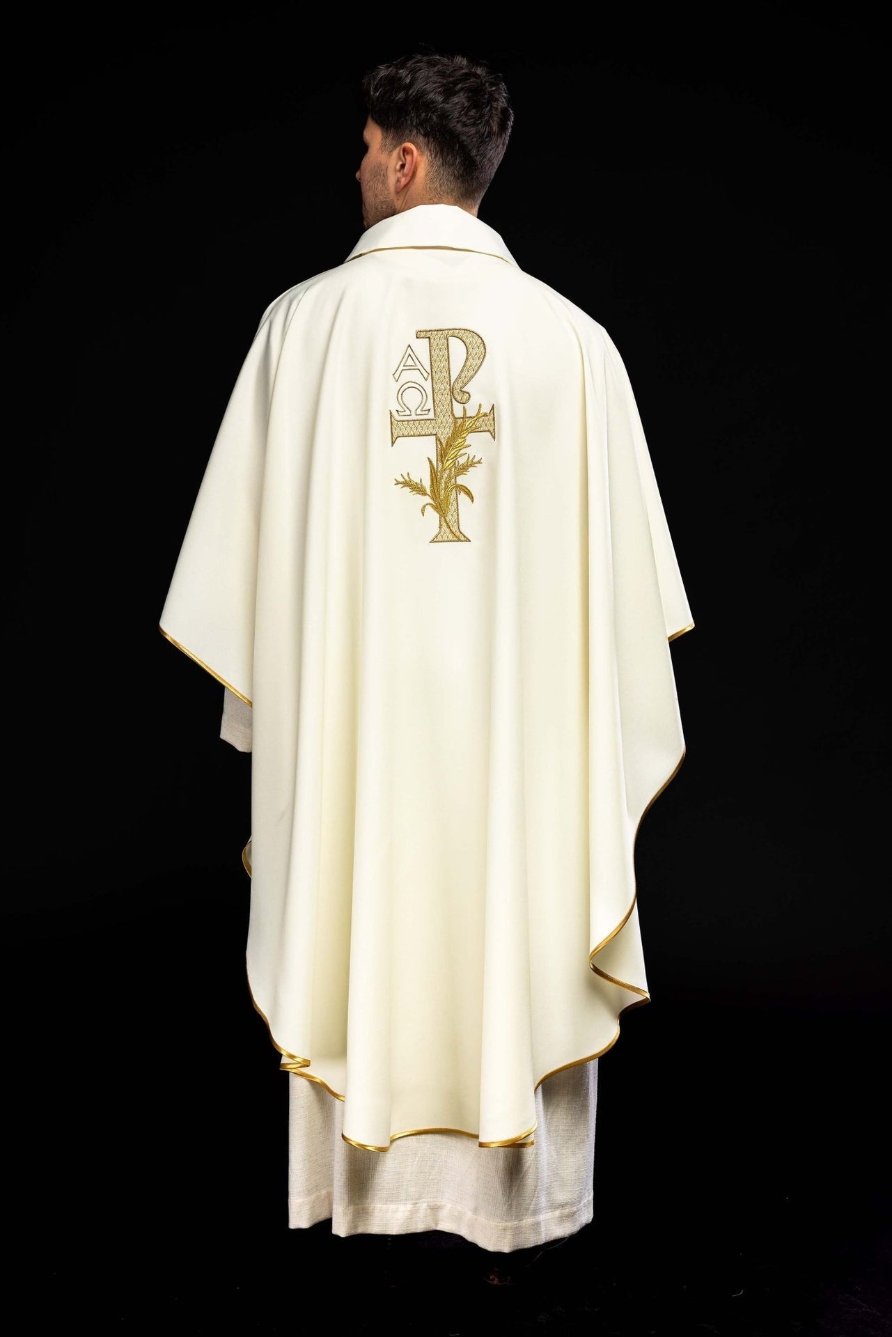 Ecru-farbenes besticktes Messgewand mit Alpha- und Omega-Symbol und breitem Kragen - MESSGEWANDER.DE