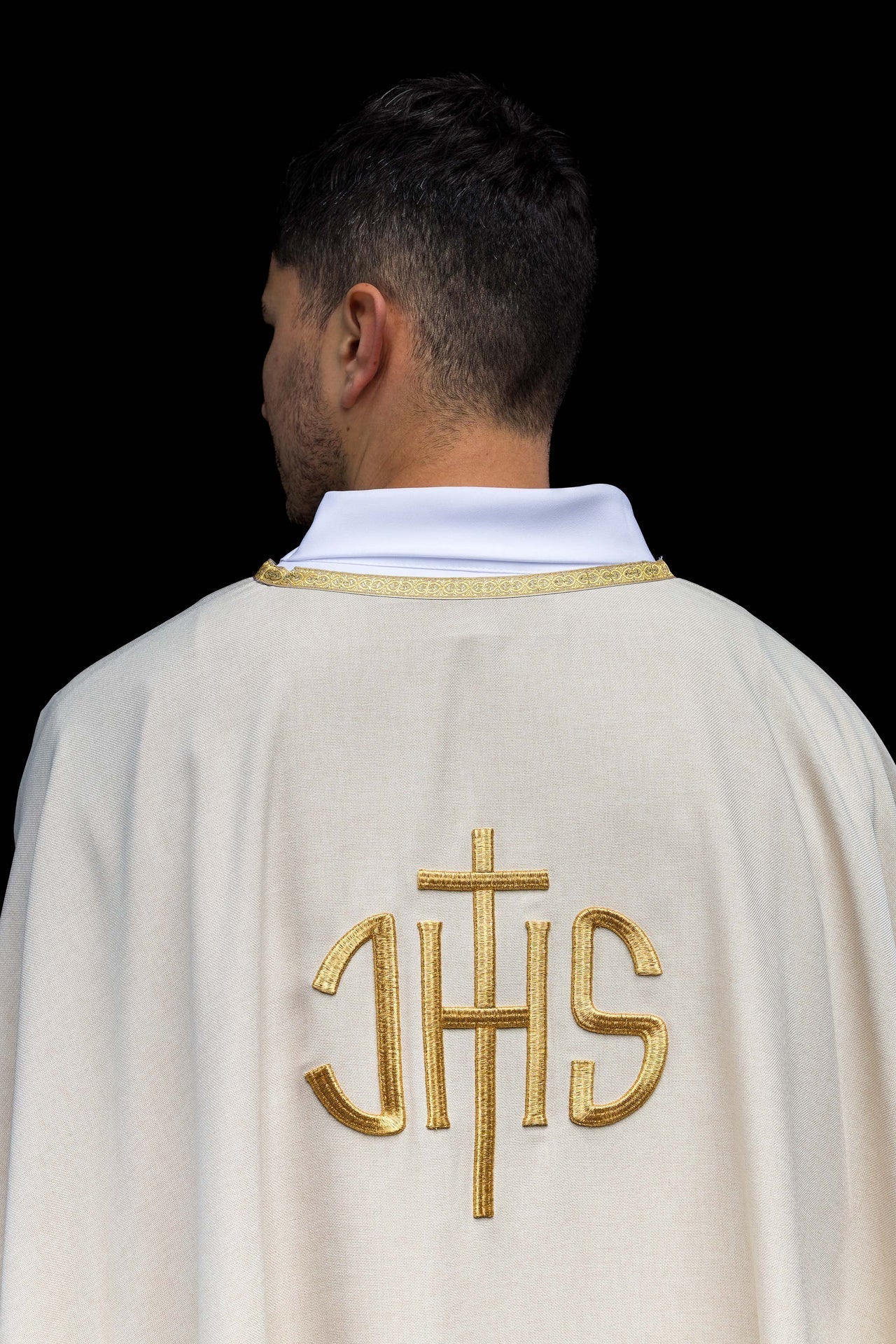 Ecru-farbenes liturgisches Messgewand mit goldener IHS-Stickerei - MESSGEWANDER.DE
