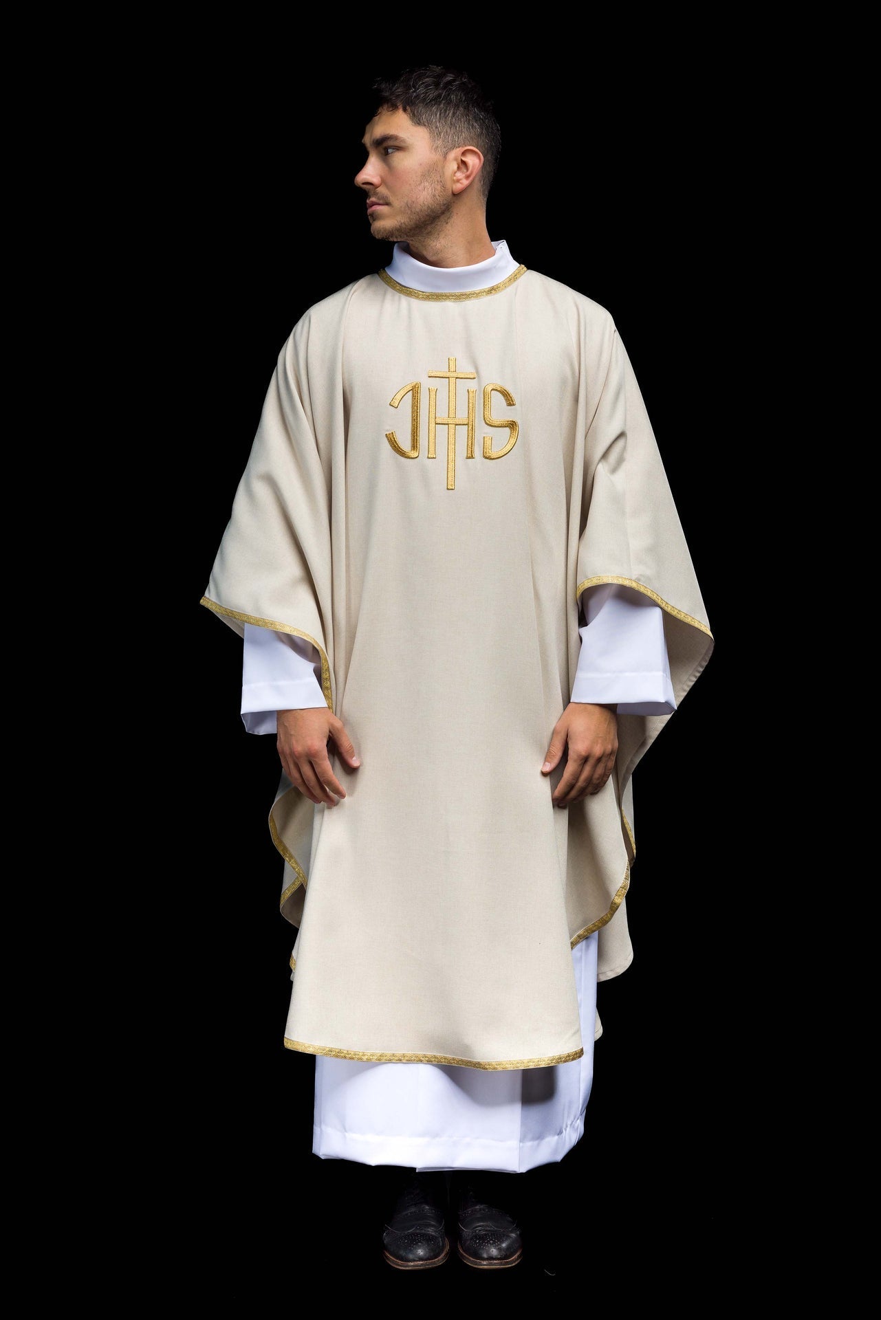 Ecru-farbenes liturgisches Messgewand mit goldener IHS-Stickerei - MESSGEWANDER.DE