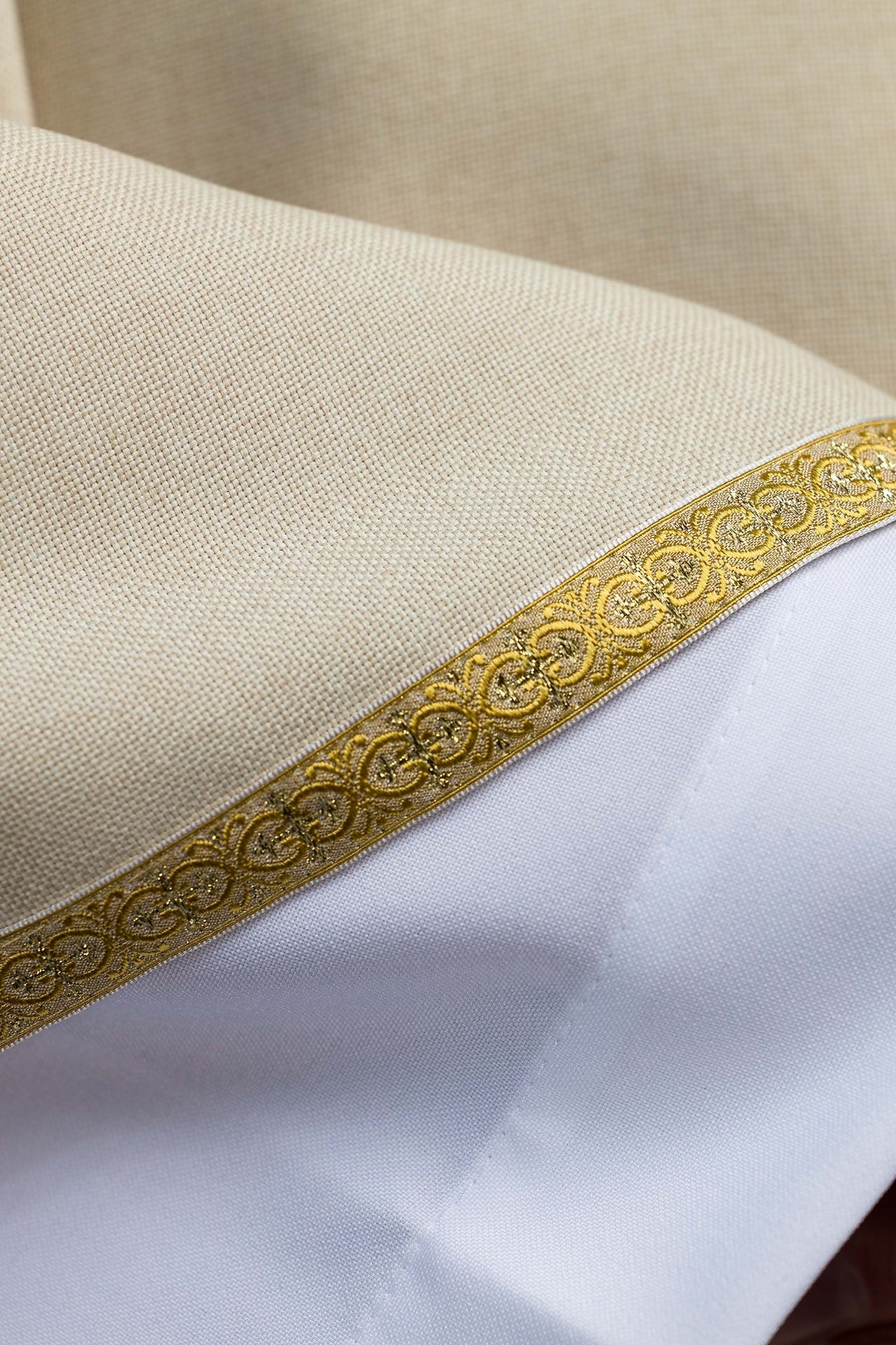 Ecru-farbenes liturgisches Messgewand mit goldener IHS-Stickerei - MESSGEWANDER.DE