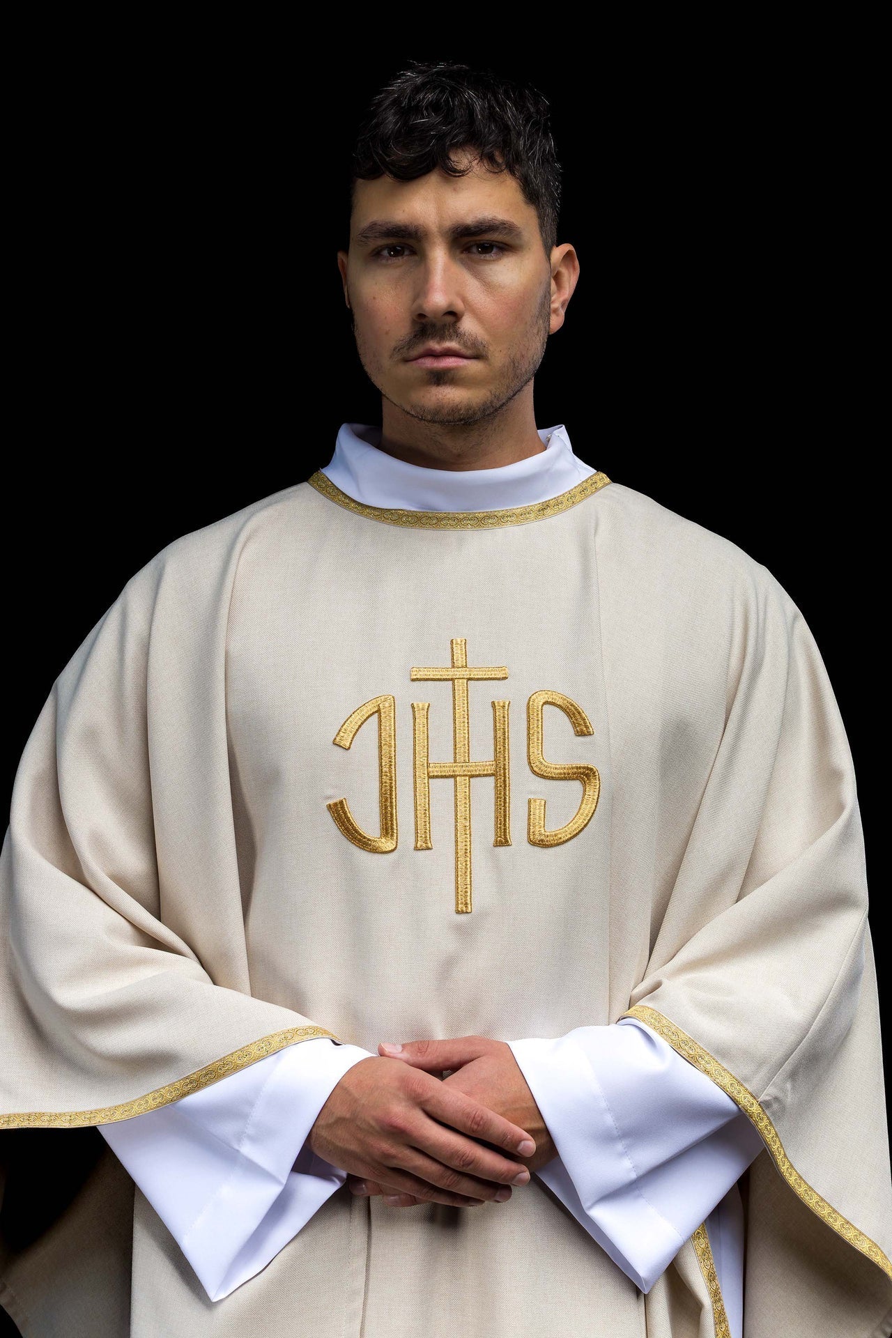 Ecru-farbenes liturgisches Messgewand mit goldener IHS-Stickerei - MESSGEWANDER.DE