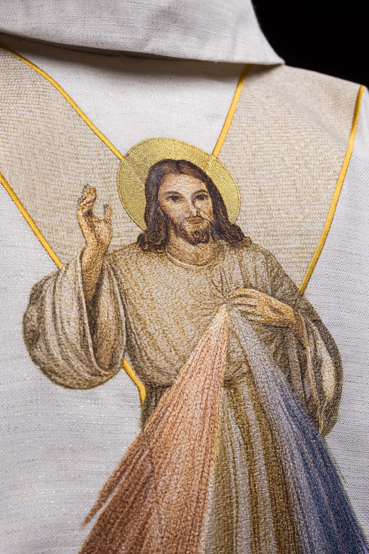Ecru-farbenes Messgewand mit Stickerei des Barmherzigen Jesus - MESSGEWANDER.DE