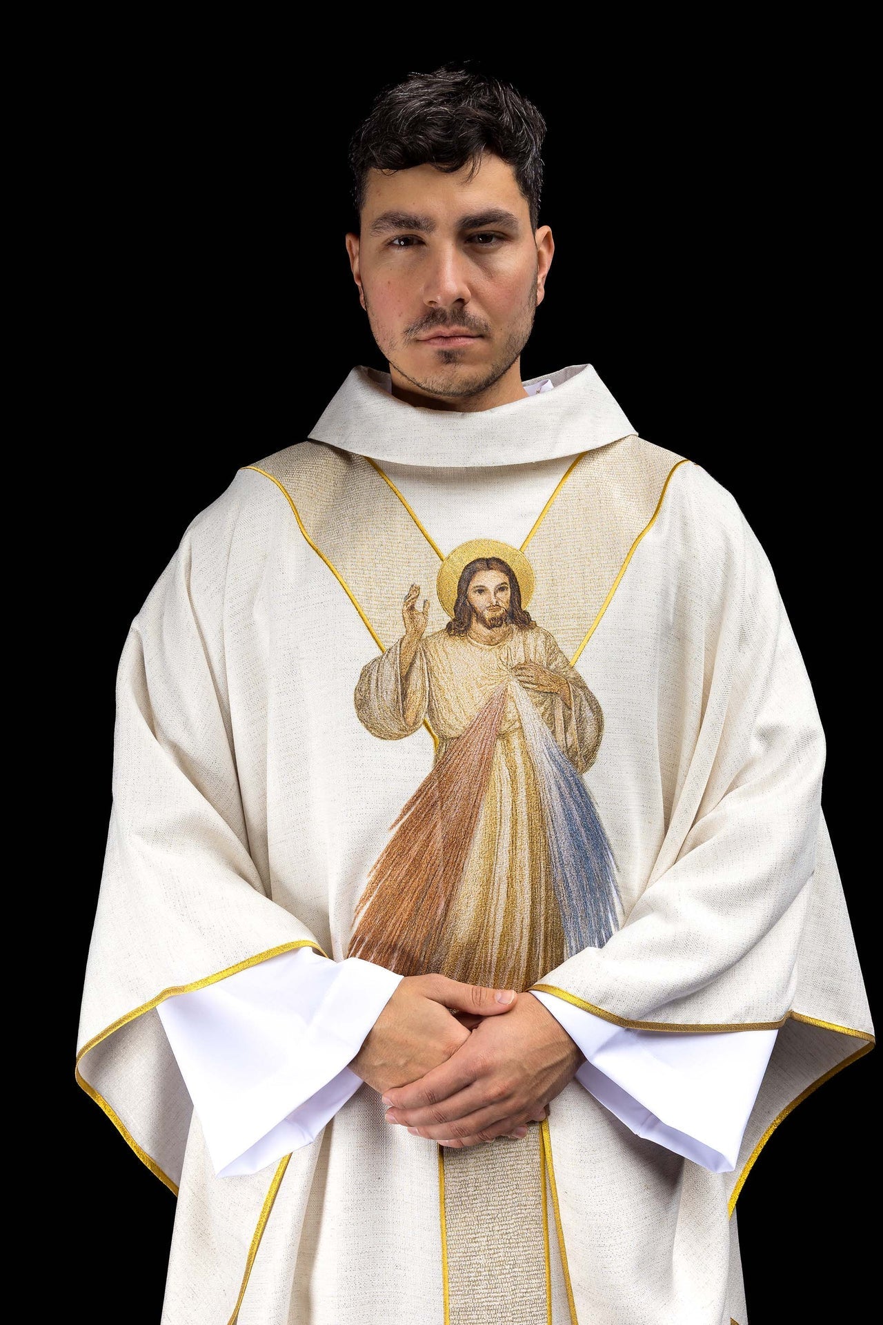 Ecru-farbenes Messgewand mit Stickerei des Barmherzigen Jesus - MESSGEWANDER.DE