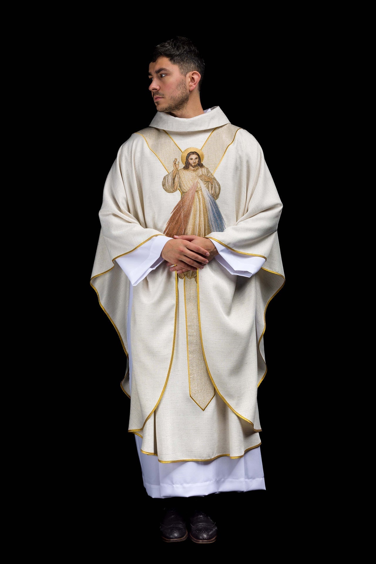 Ecru-farbenes Messgewand mit Stickerei des Barmherzigen Jesus - MESSGEWANDER.DE
