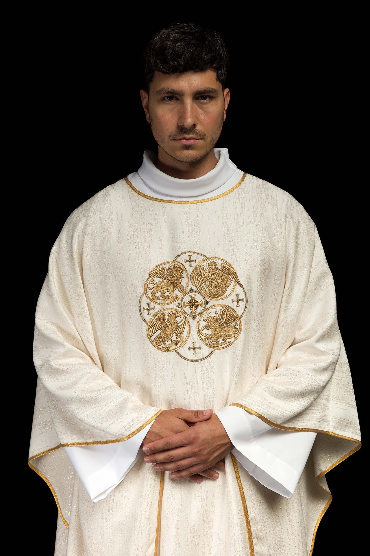 Ecru-Kasel mit Stickerei der 4 Evangelisten auf dekorativem Stoff - MESSGEWANDER.DE