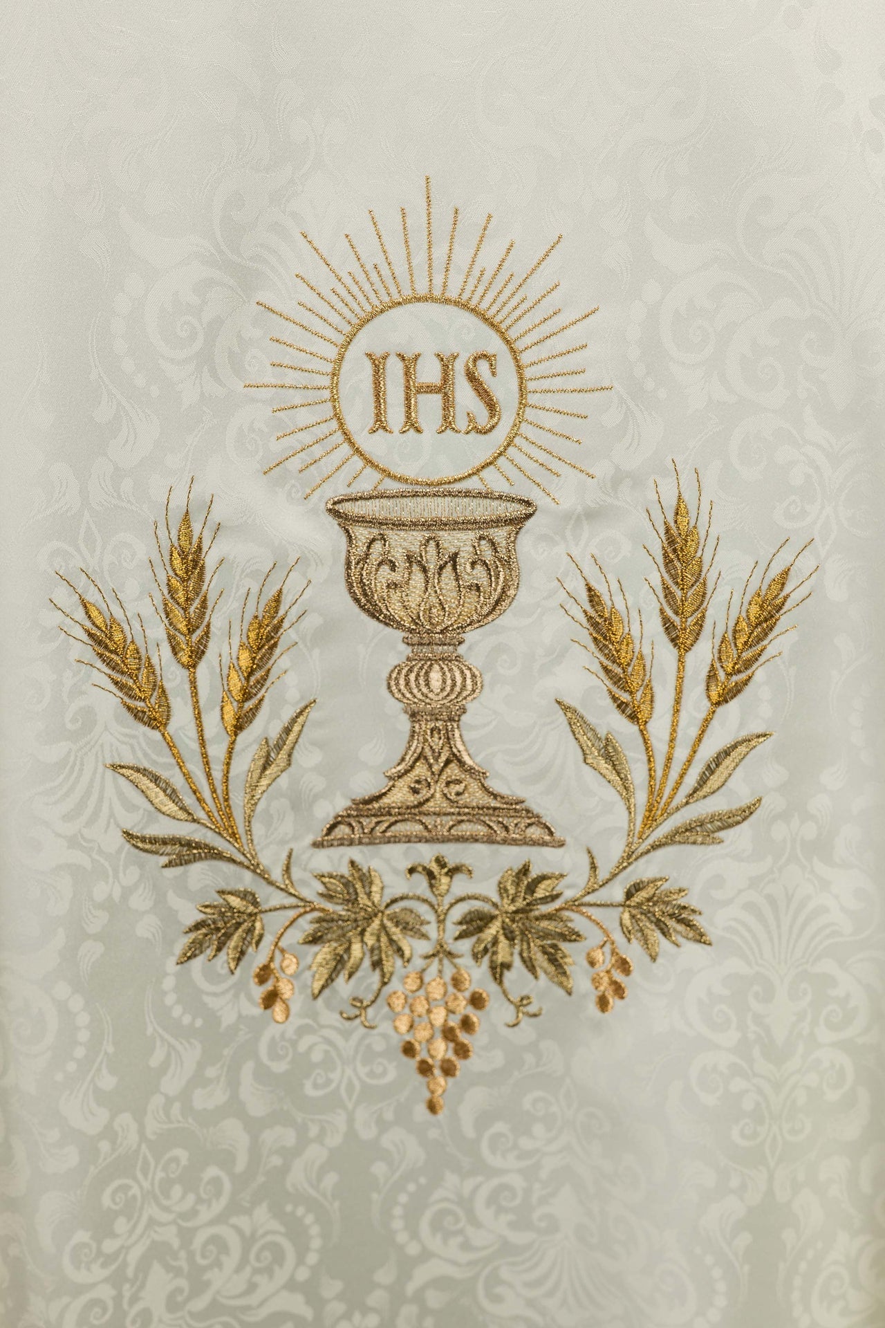 Ecru liturgisches Messgewand mit Kelch- und Hostienstickerei auf Jacquardstoff - MESSGEWANDER.DE