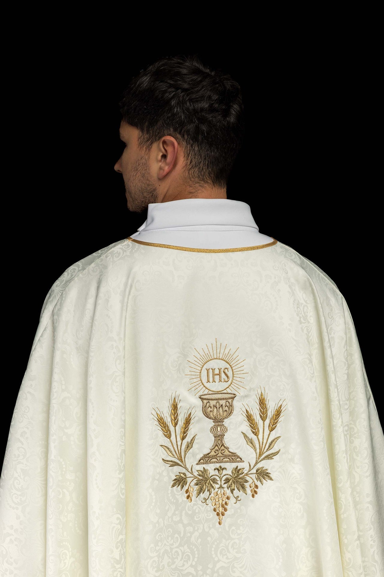 Ecru liturgisches Messgewand mit Kelch- und Hostienstickerei auf Jacquardstoff - MESSGEWANDER.DE