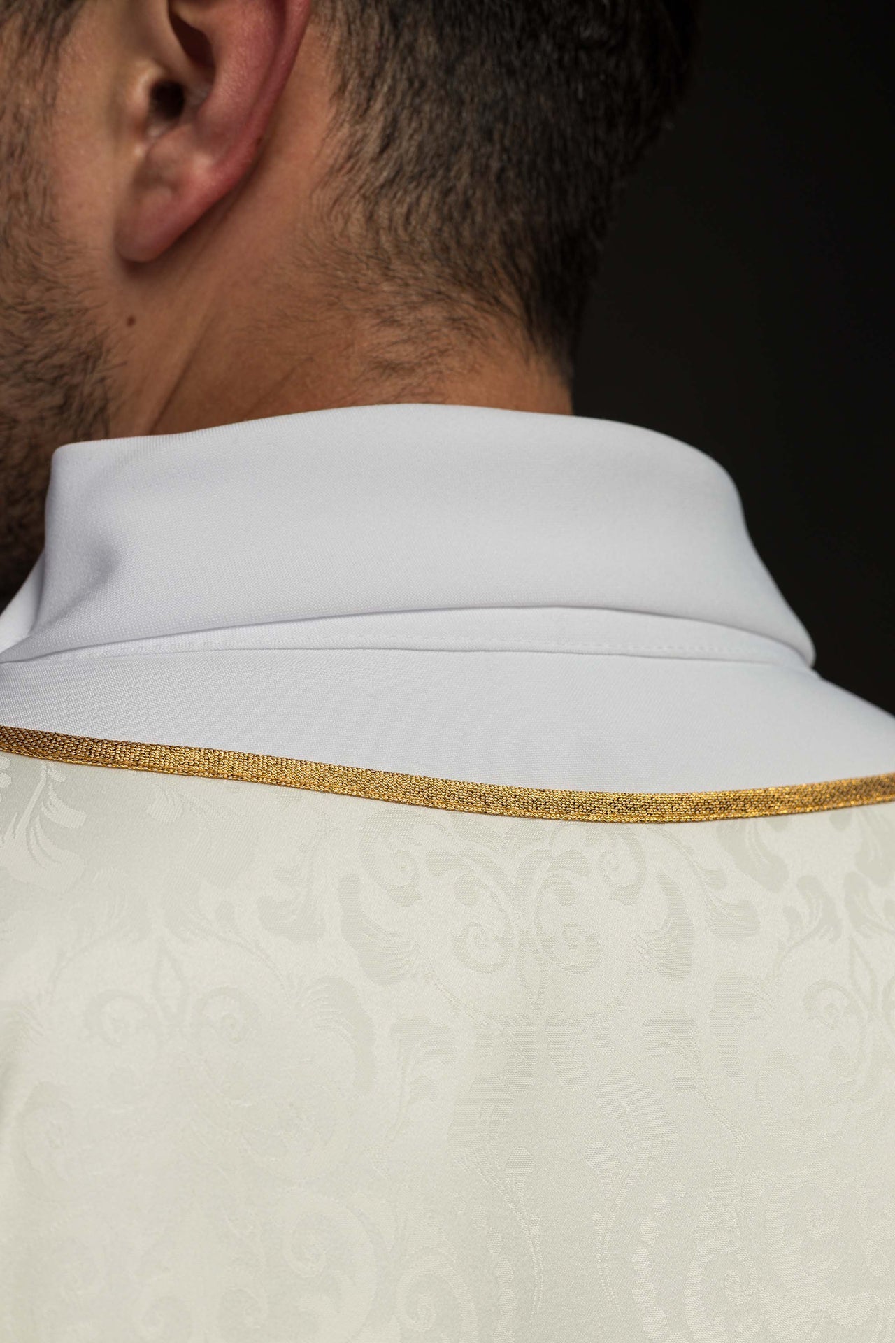 Ecru liturgisches Messgewand mit Kelch- und Hostienstickerei auf Jacquardstoff - MESSGEWANDER.DE