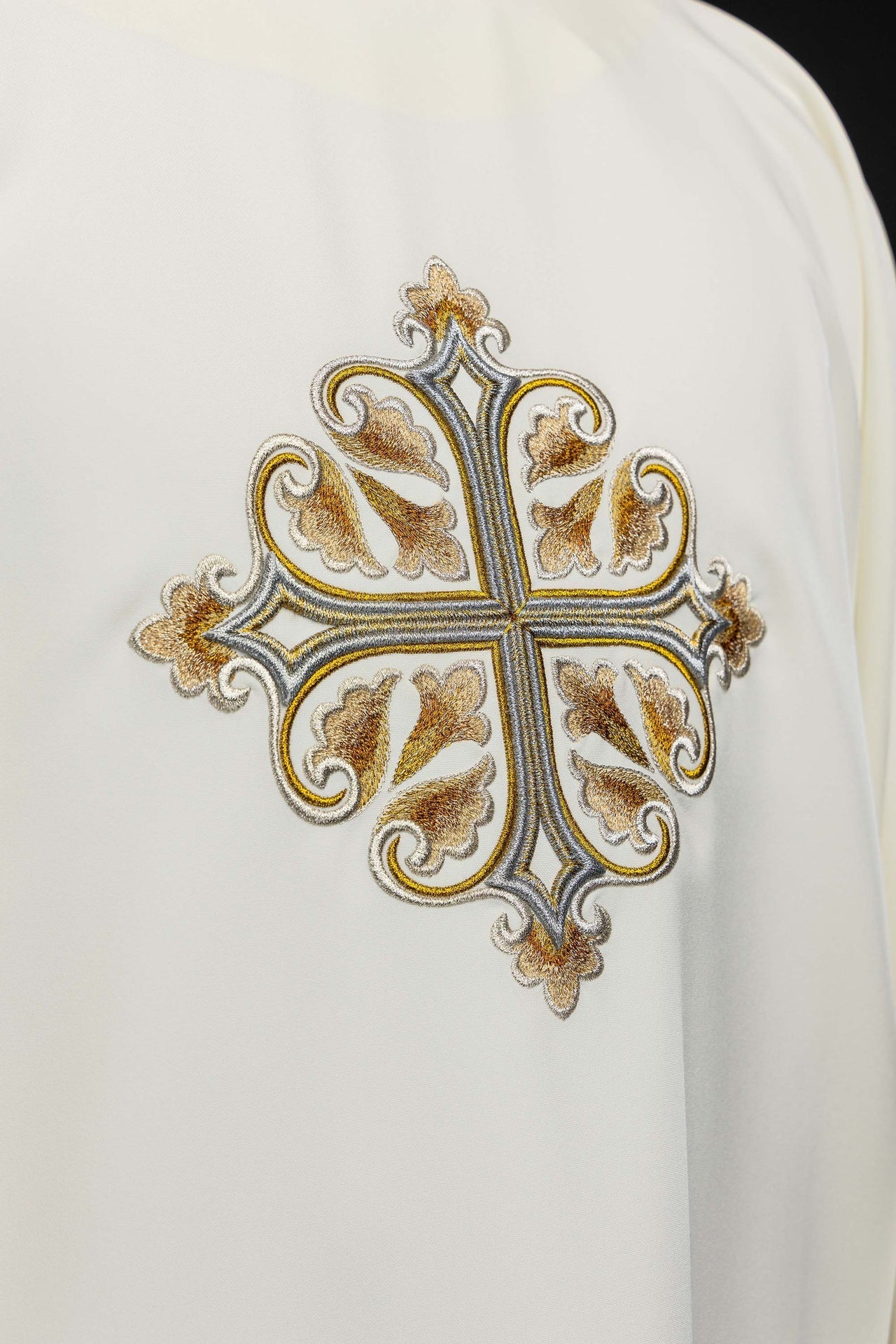 Ecrufarbene bestickte Kasel mit verziertem Kreuz und breitem Kragen - MESSGEWANDER.DE