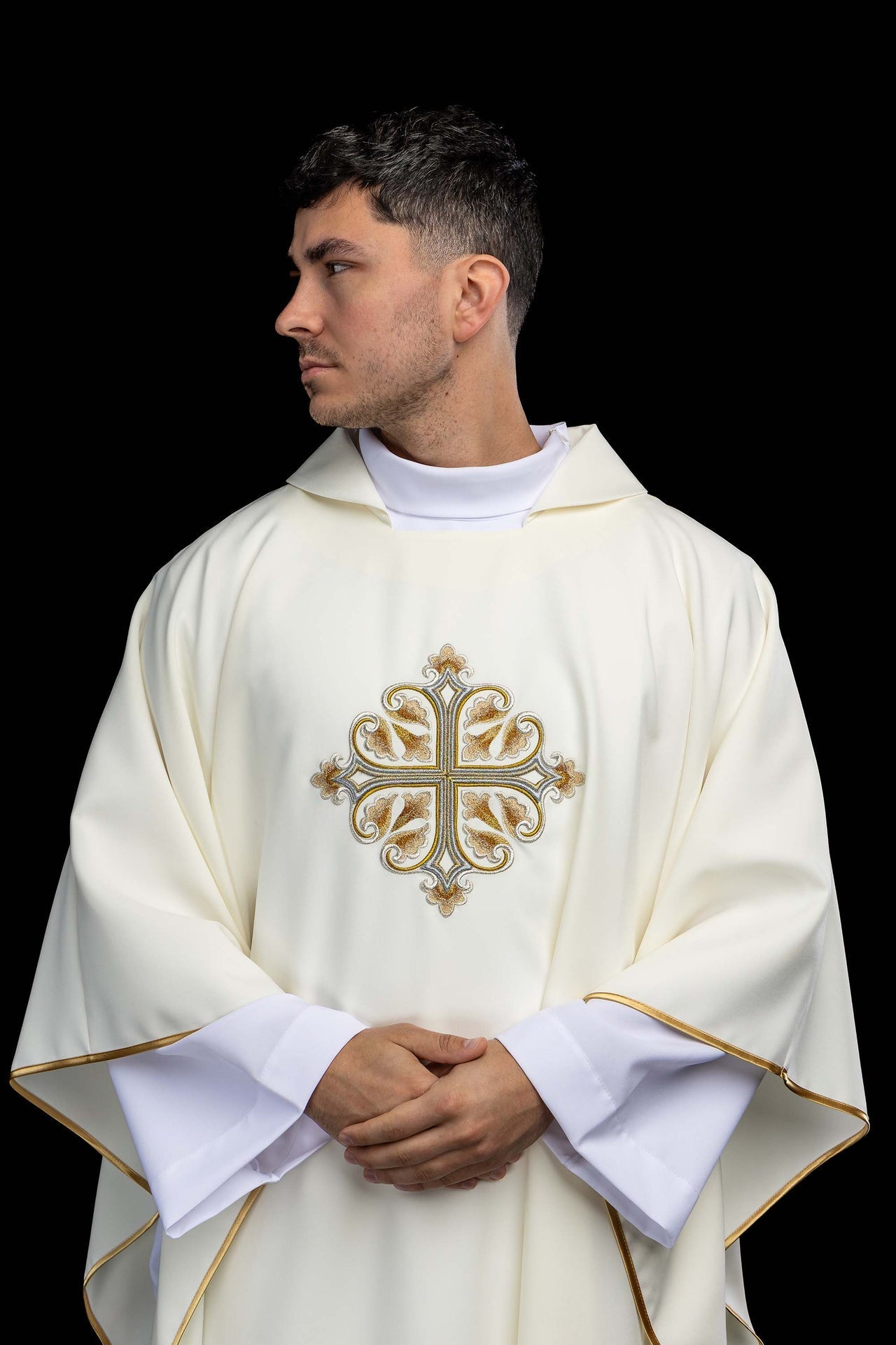 Ecrufarbene bestickte Kasel mit verziertem Kreuz und breitem Kragen - MESSGEWANDER.DE