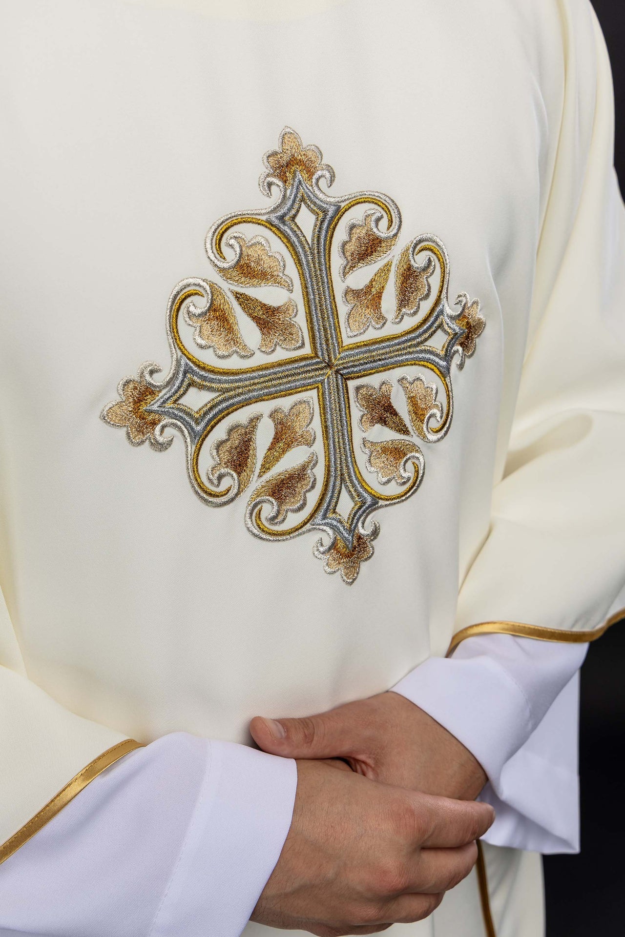 Ecrufarbene bestickte Kasel mit verziertem Kreuz und breitem Kragen - MESSGEWANDER.DE